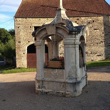 Puits public et la croix en pierre