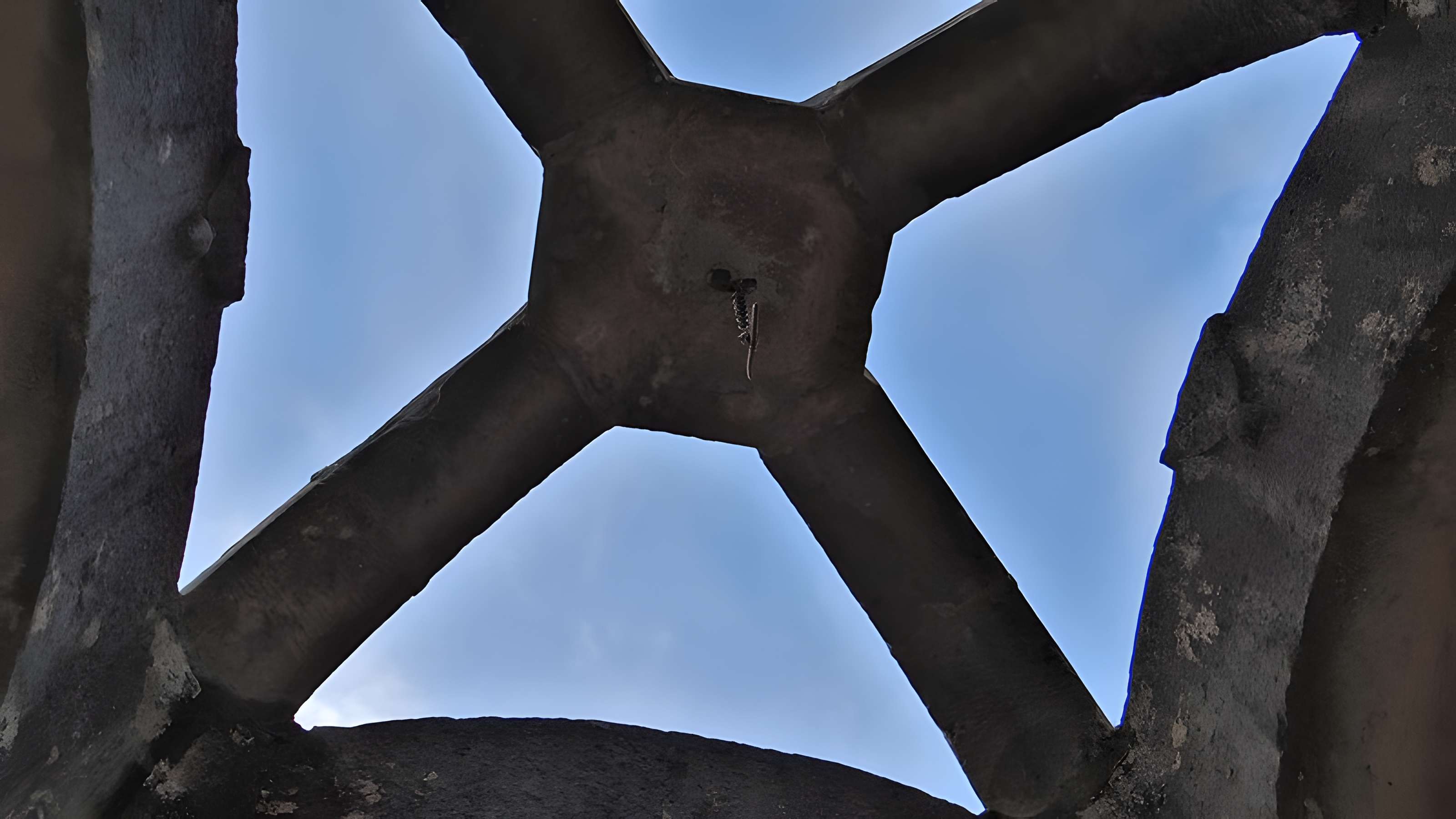 Puits public et la croix en pierre