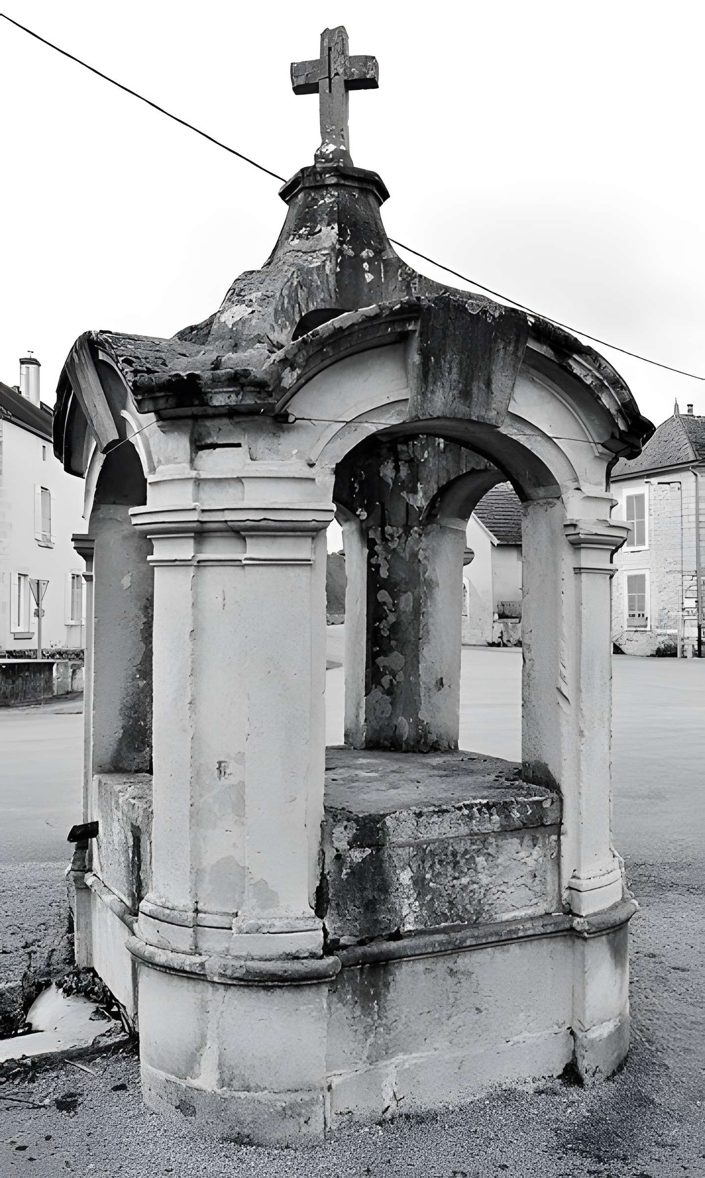 Puits public et la croix en pierre