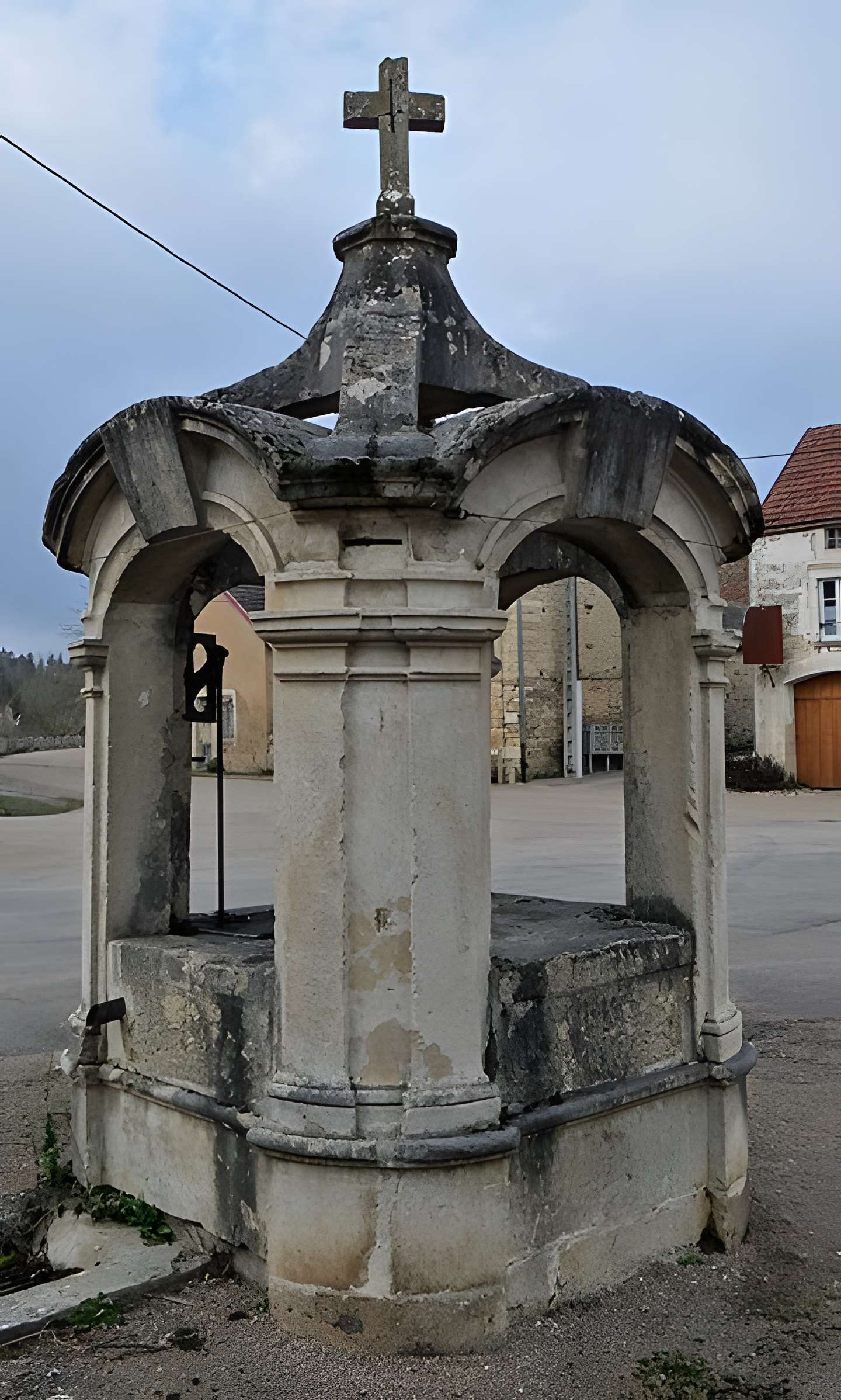 Puits public et la croix en pierre