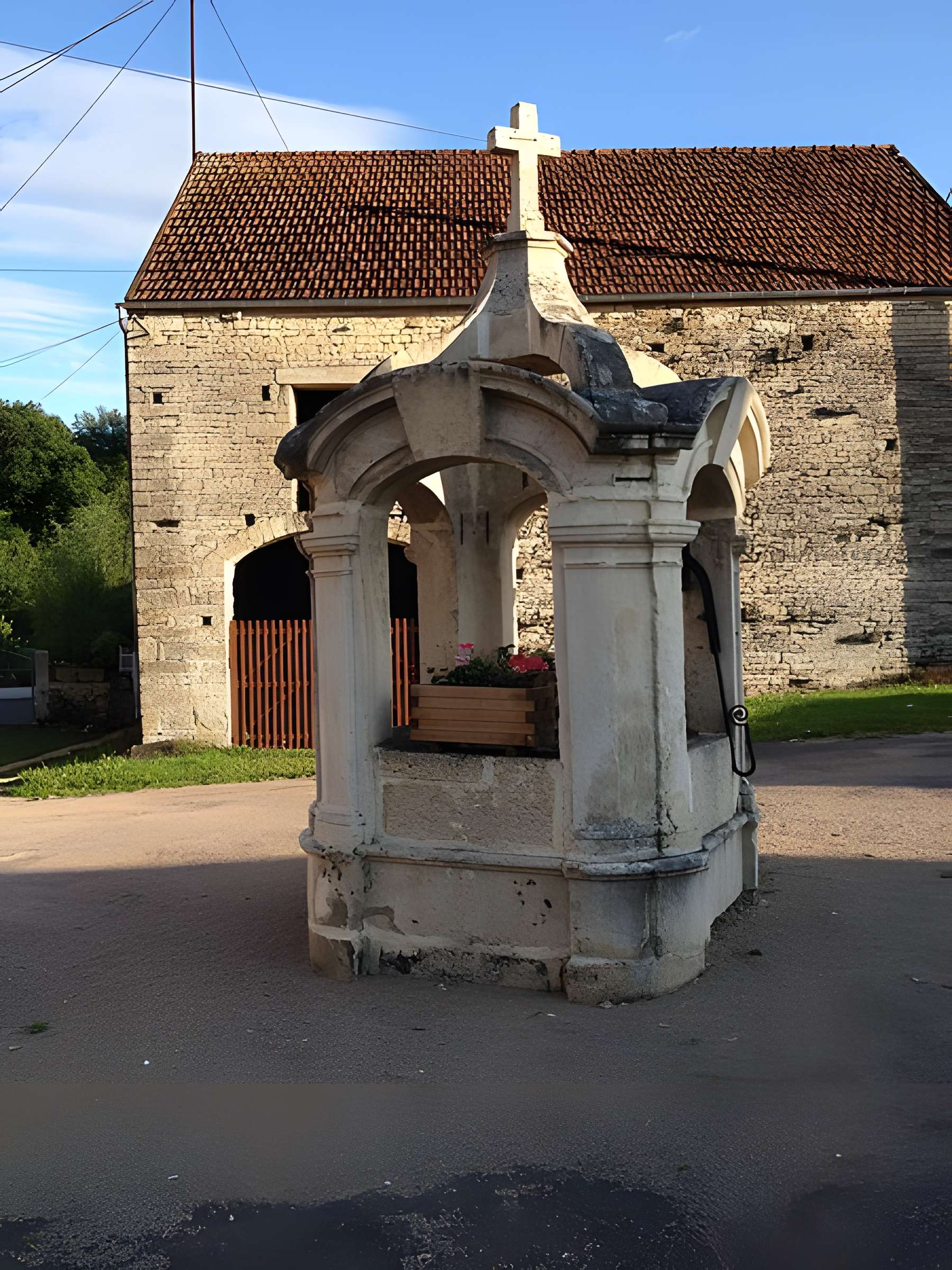 Puits public et la croix en pierre