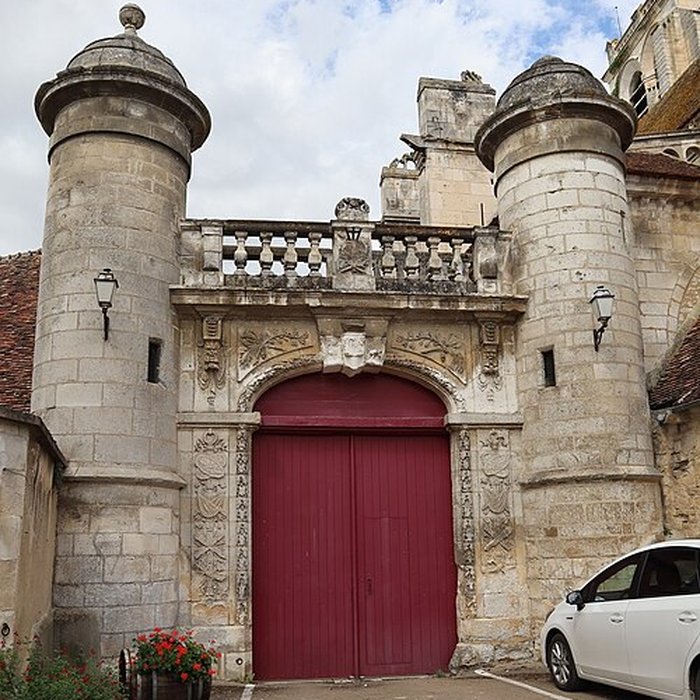 Photo de Portail Renaissance attenant à léglise