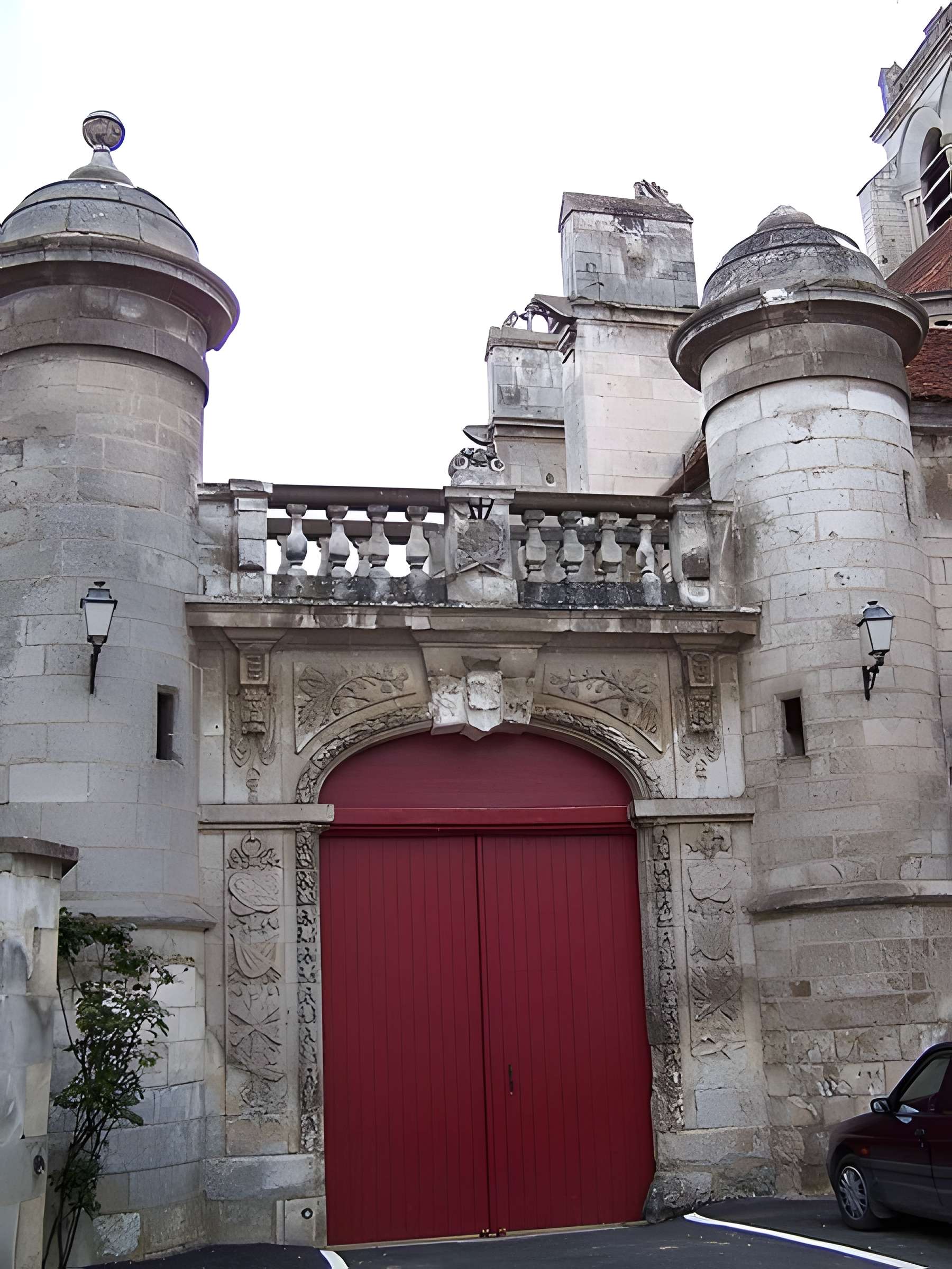 Portail Renaissance attenant à l'église