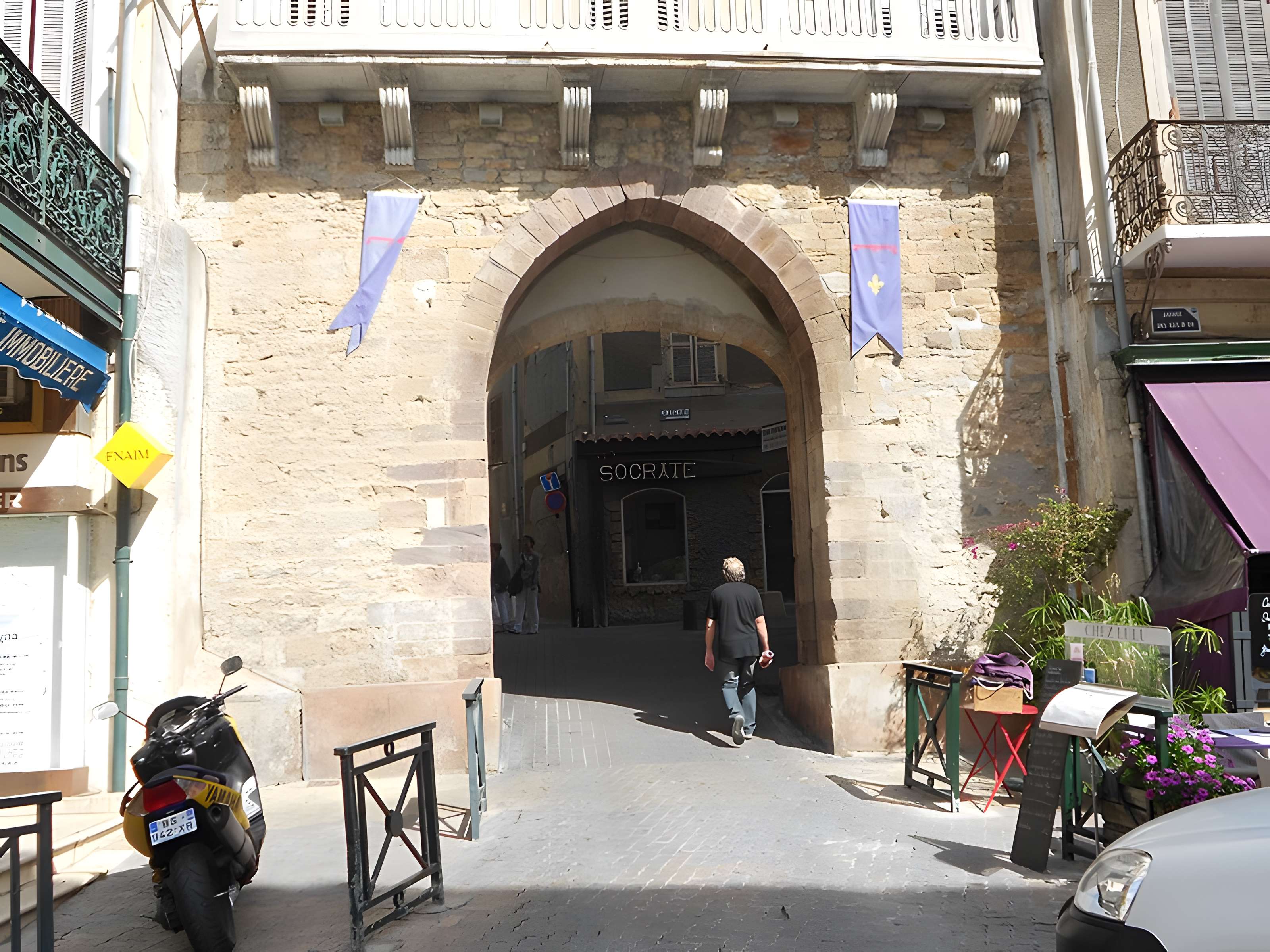 Porte de Fenouillet à Hyères