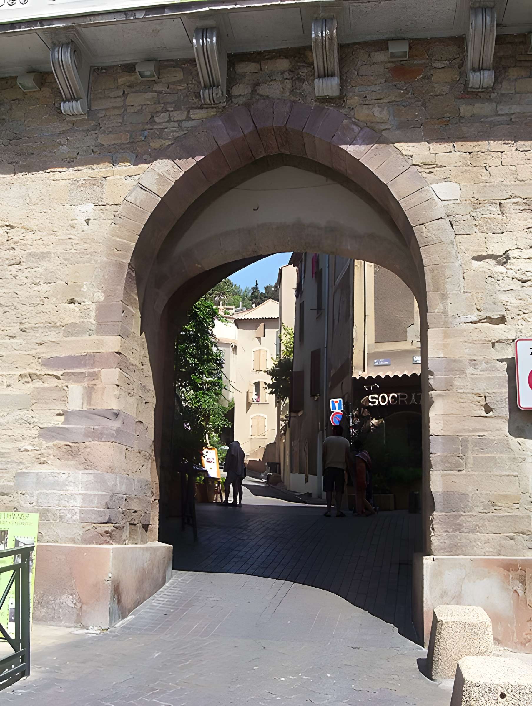 Porte de Fenouillet à Hyères