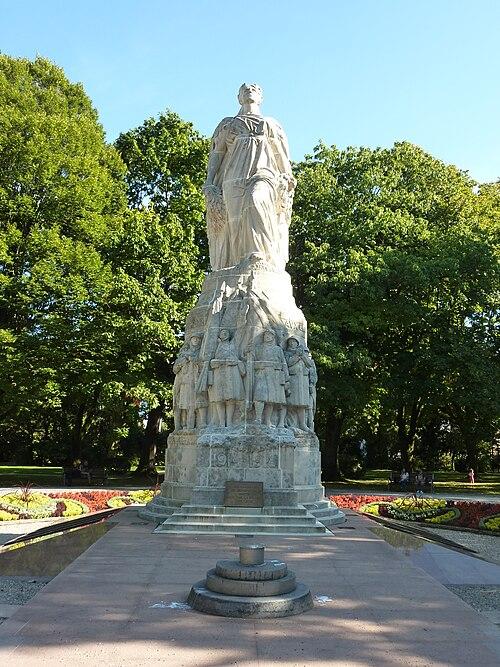 Photo de Square du Souvenir et monument aux morts
