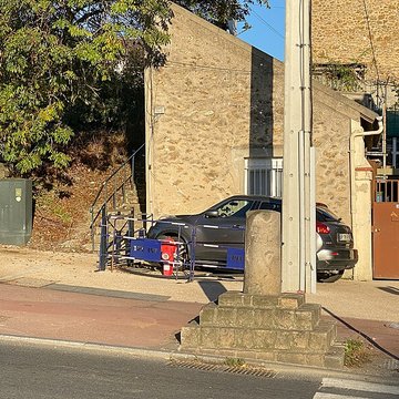 Borne à fleur de lys n 21