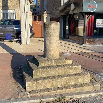 Borne à fleur de lys n 21