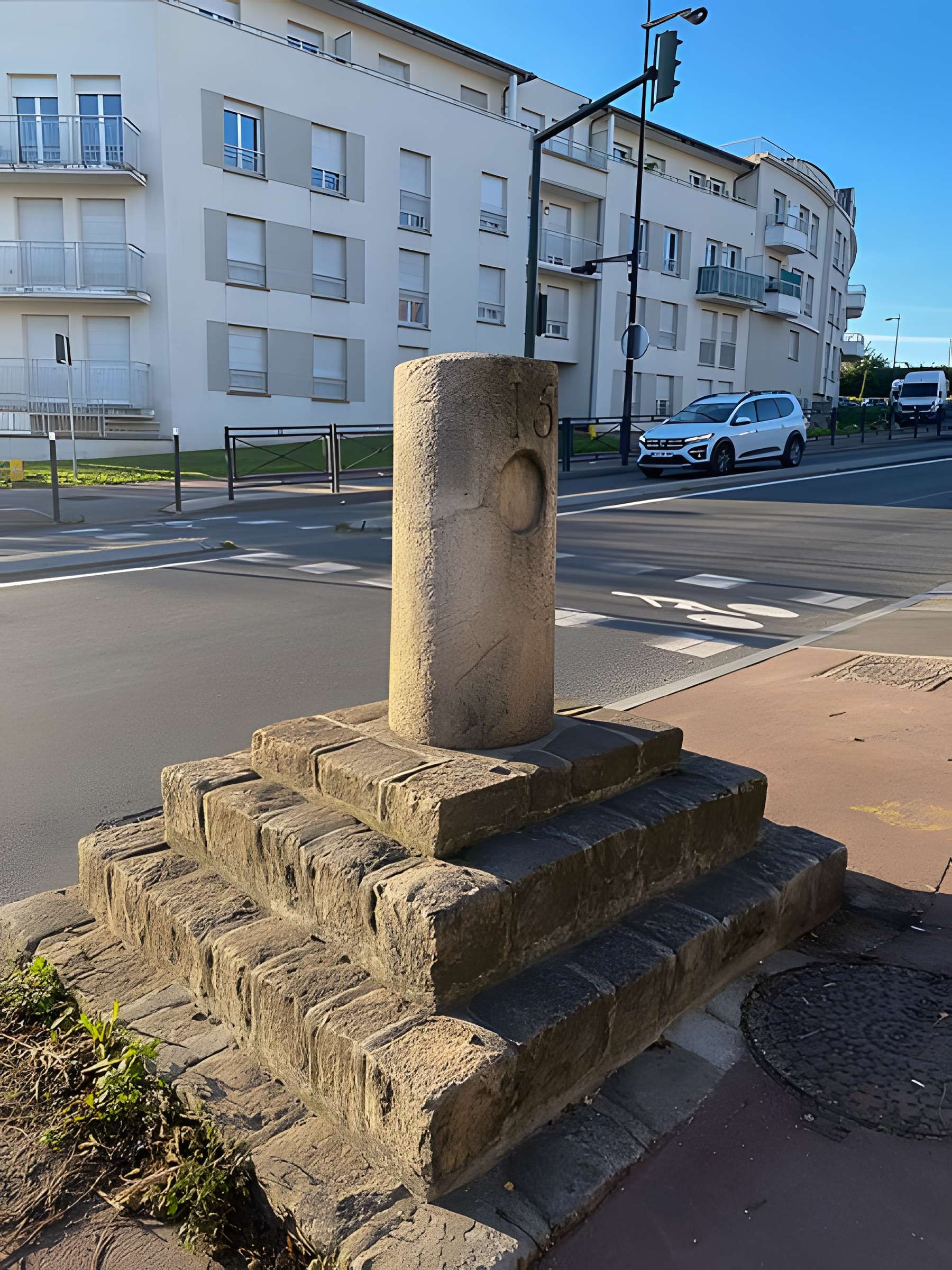 Borne à fleur de lys n° 21