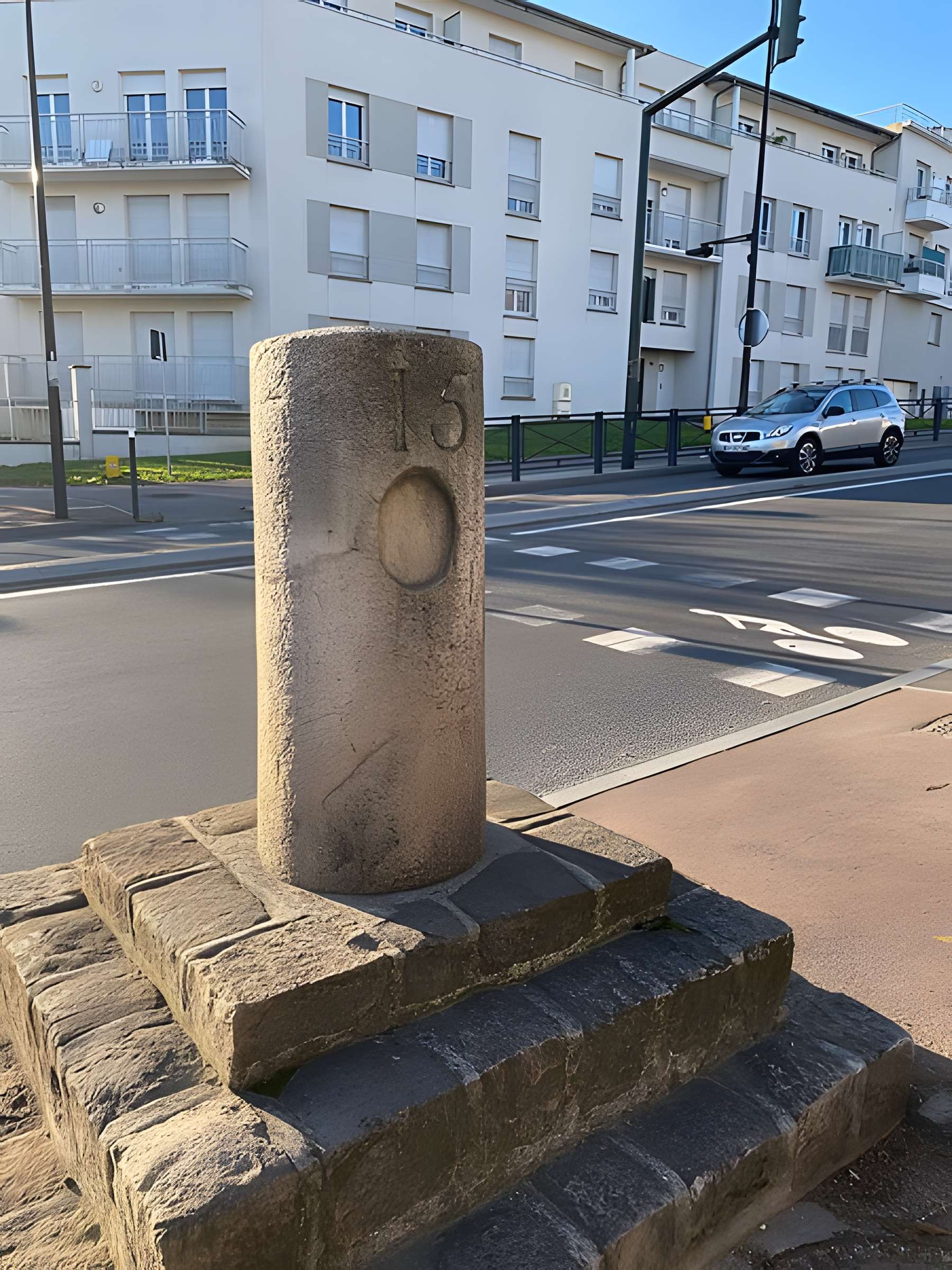 Borne à fleur de lys n° 21