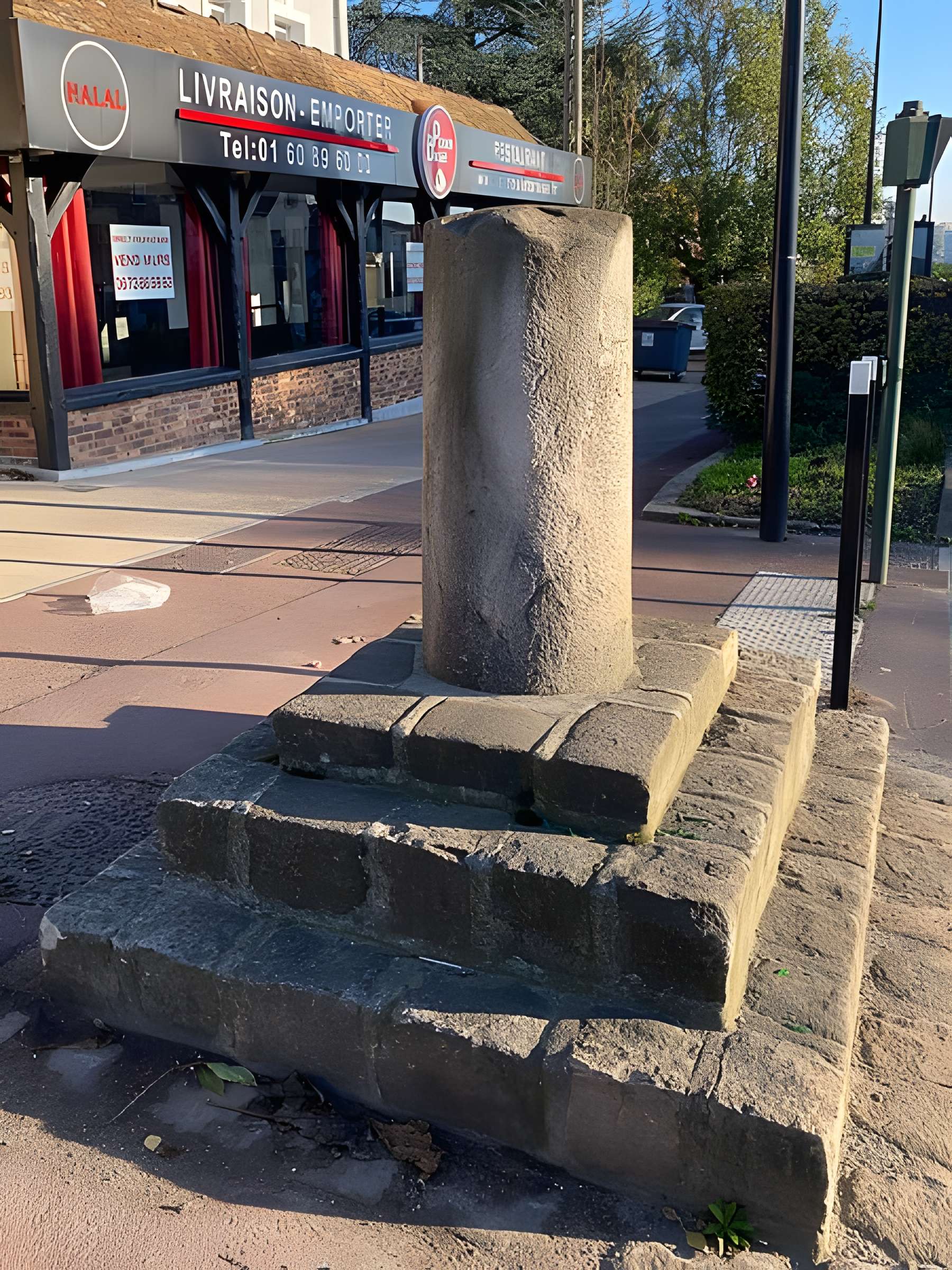 Borne à fleur de lys n° 21