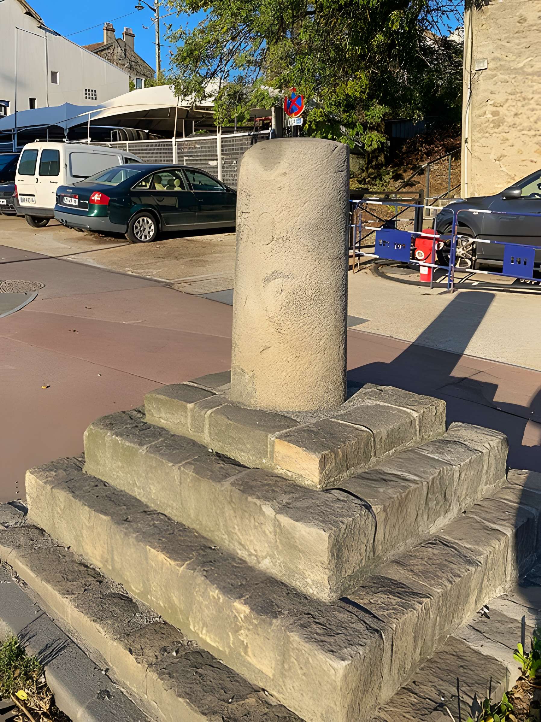 Borne à fleur de lys n° 21