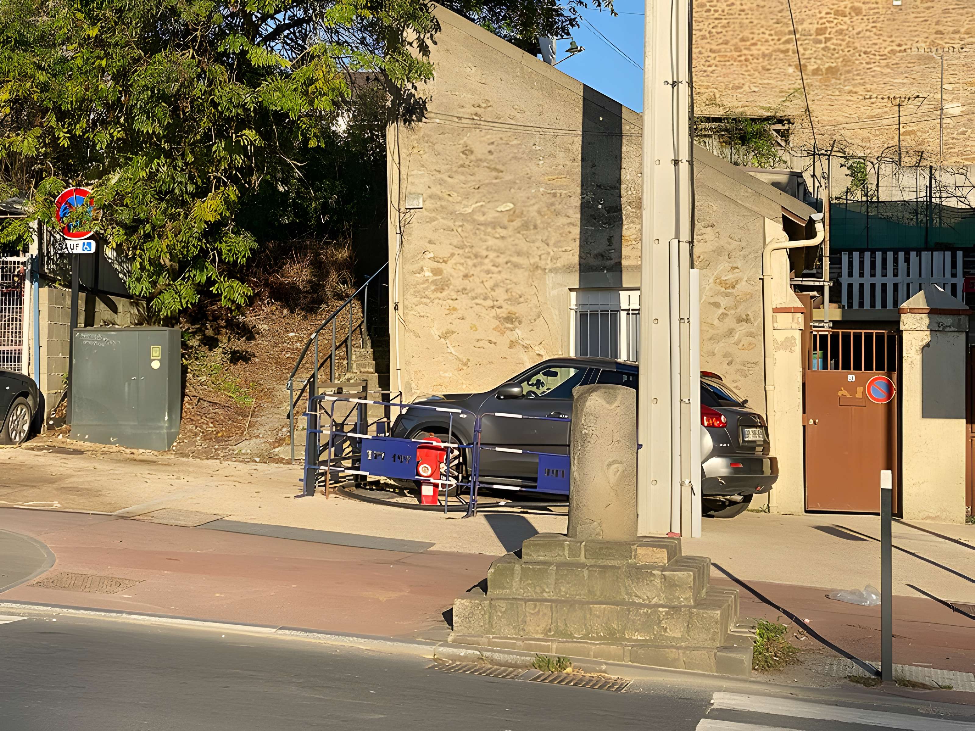 Borne à fleur de lys n° 21