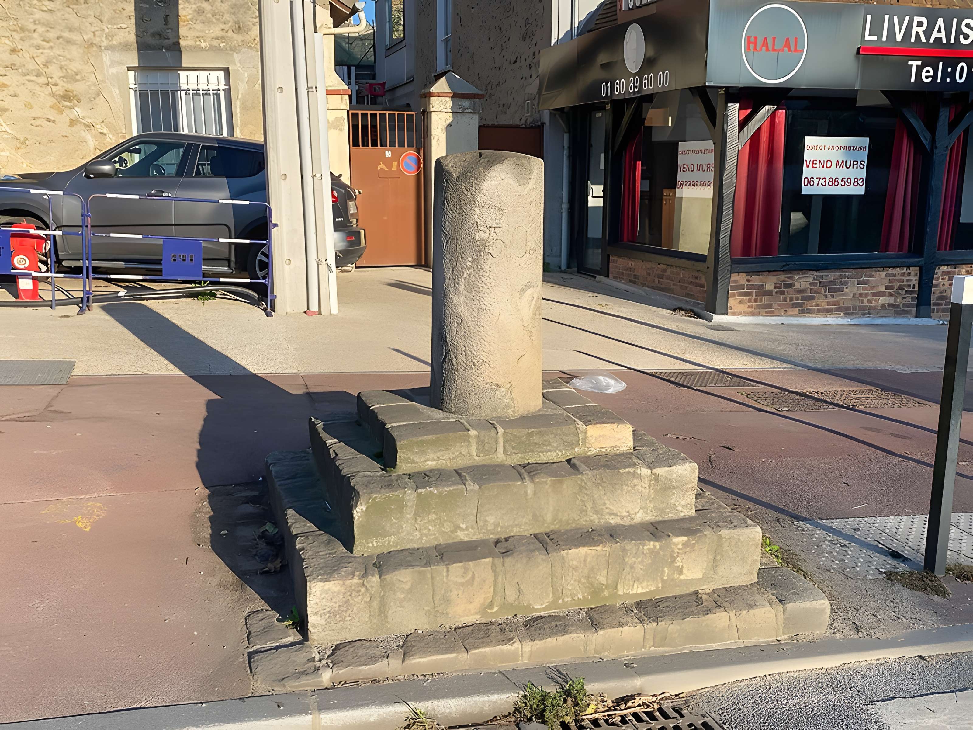 Borne à fleur de lys n° 21