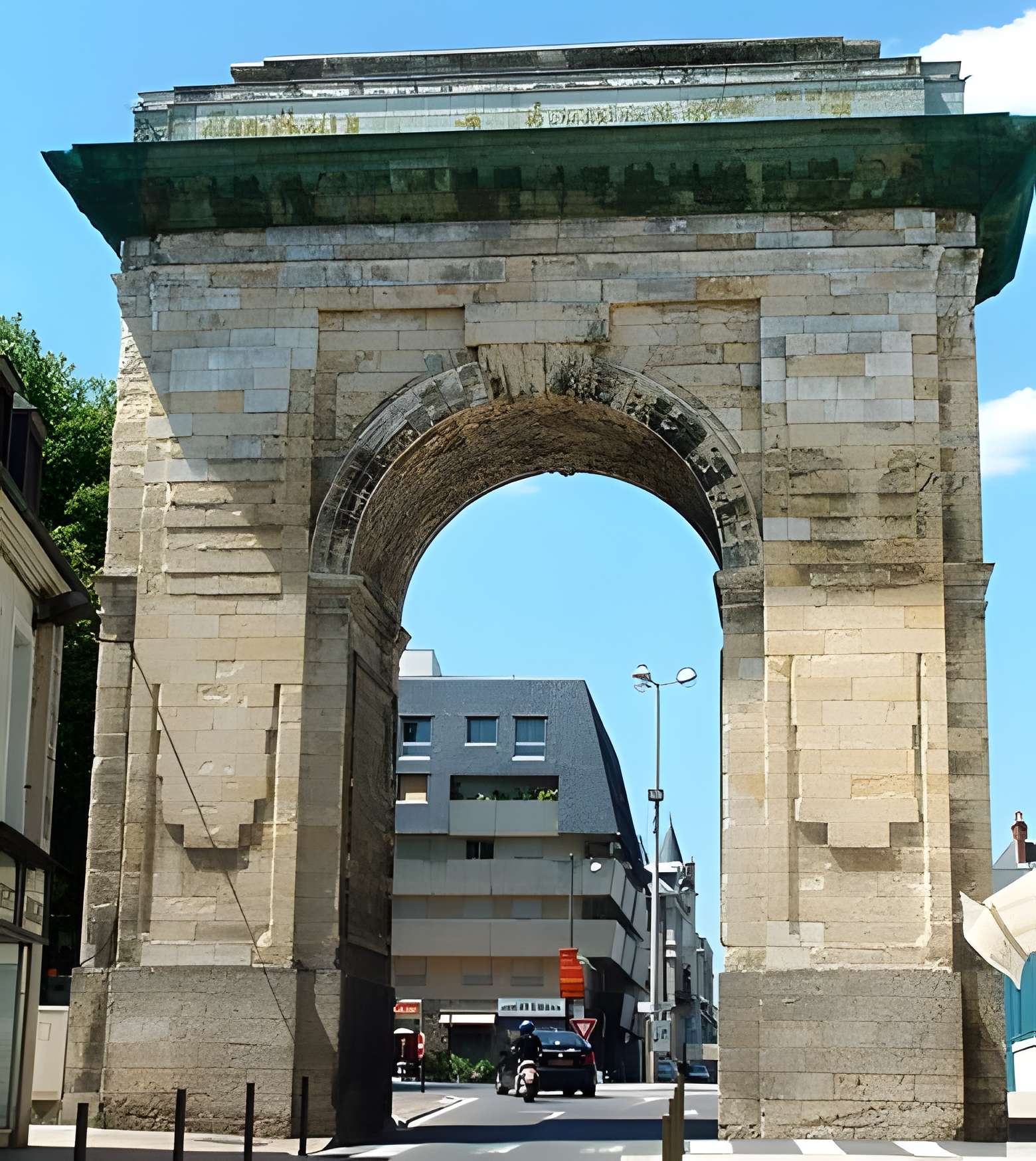 Porte de Paris à Nevers 