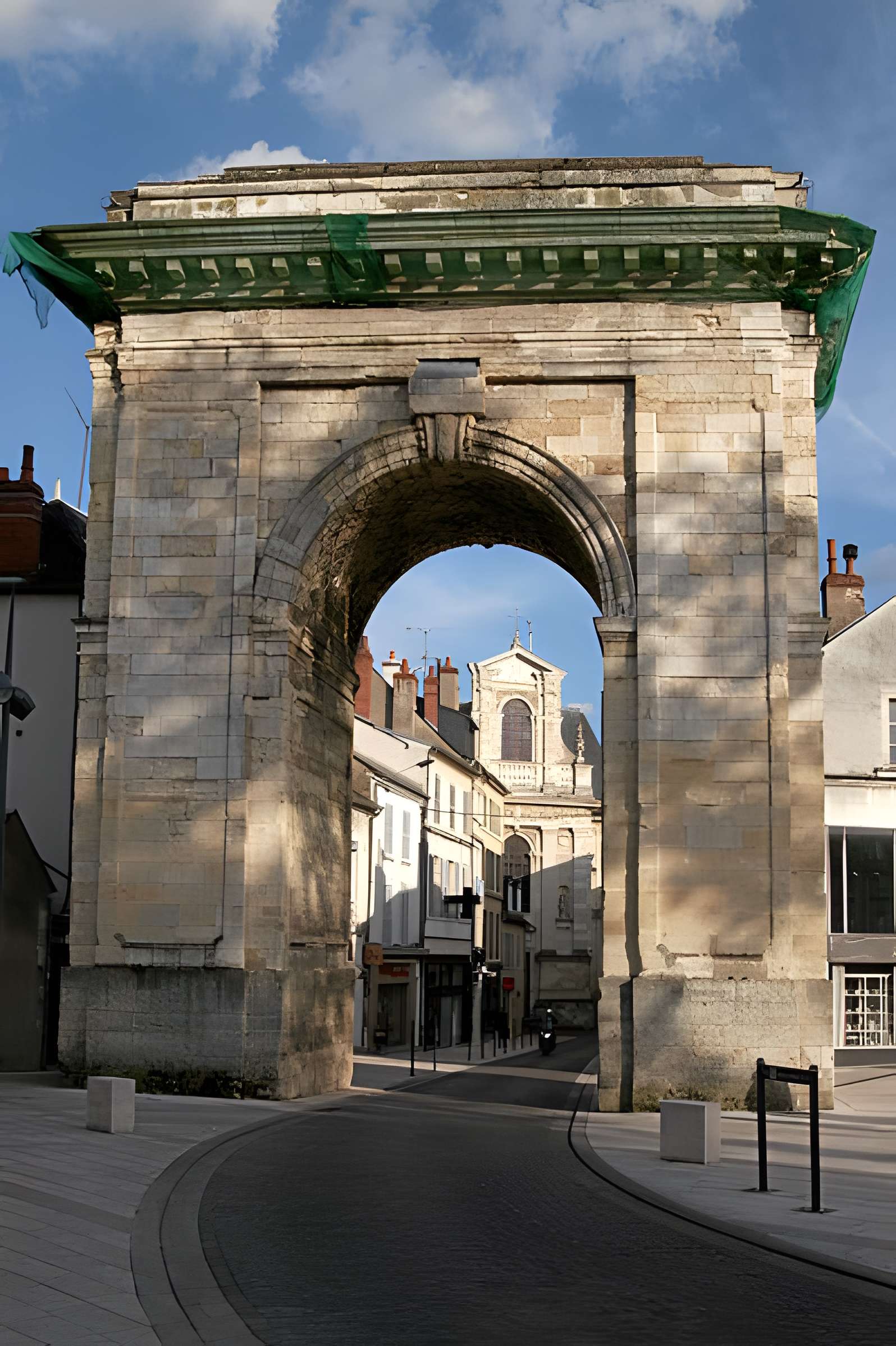 Porte de Paris à Nevers