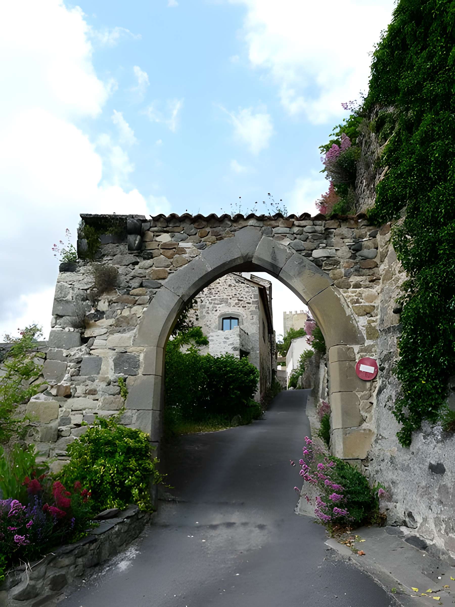 Porte d'enceinte de Montaigut-le-Blanc