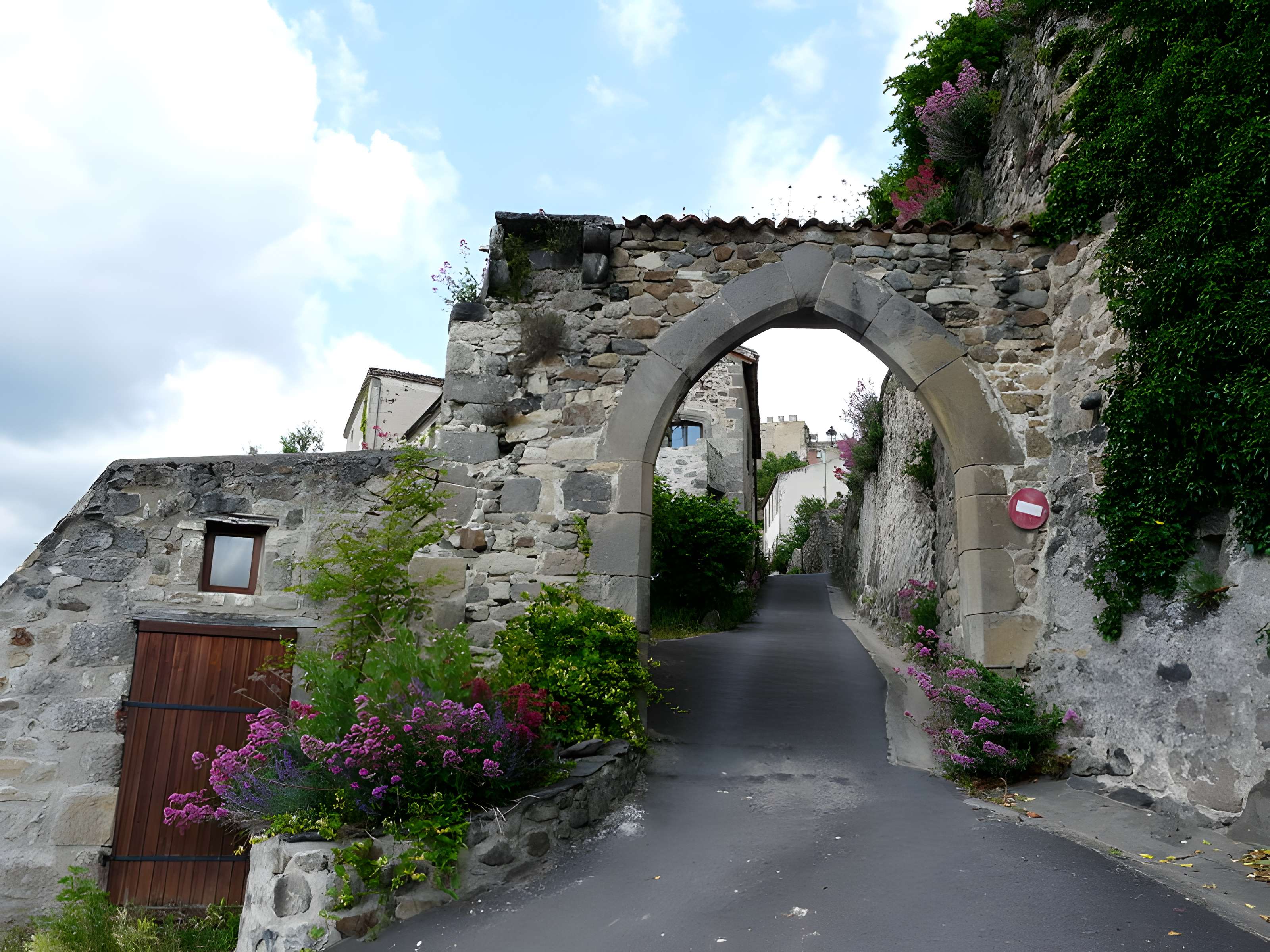 Porte d'enceinte de Montaigut-le-Blanc