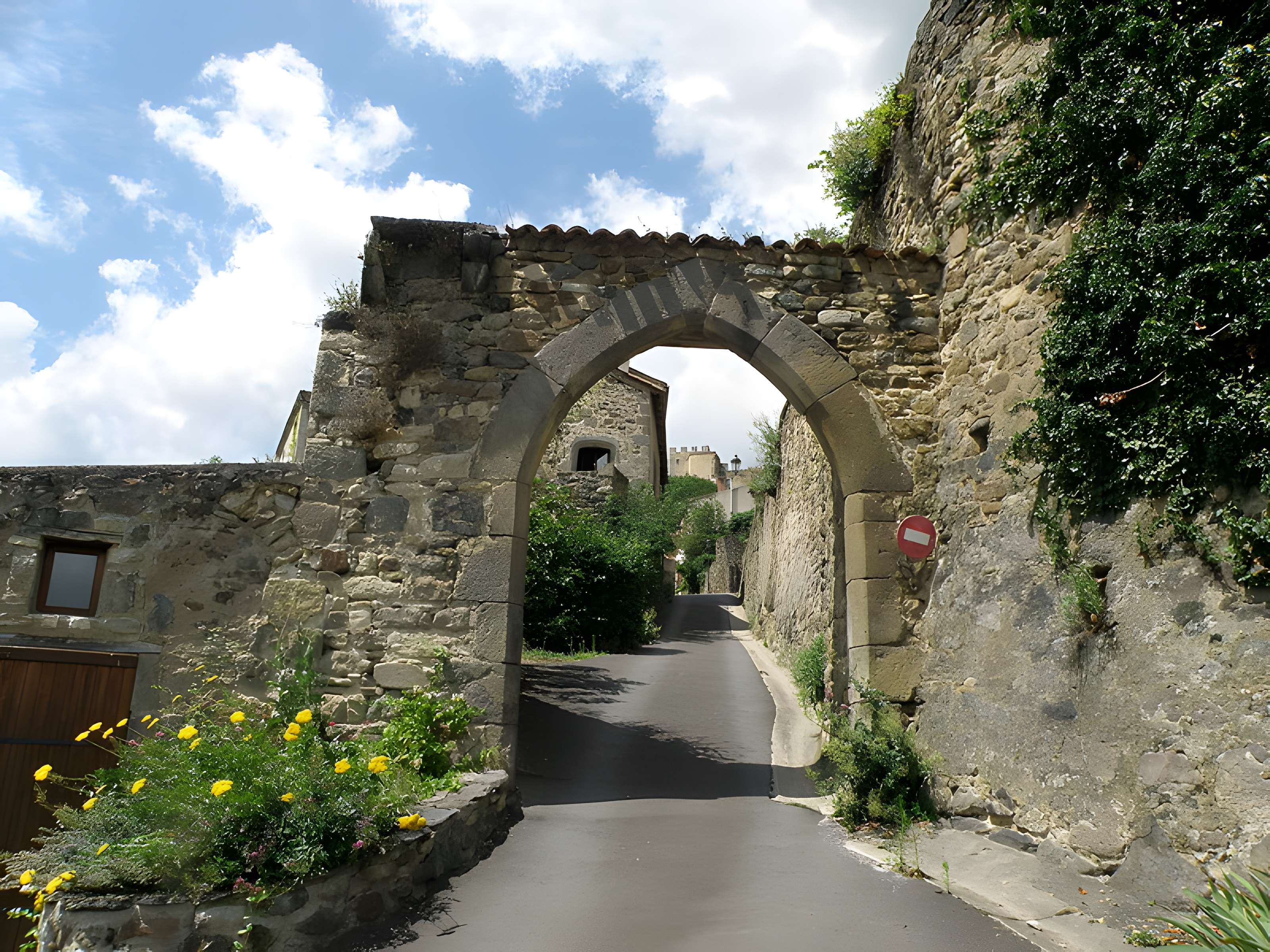 Porte d'enceinte de Montaigut-le-Blanc