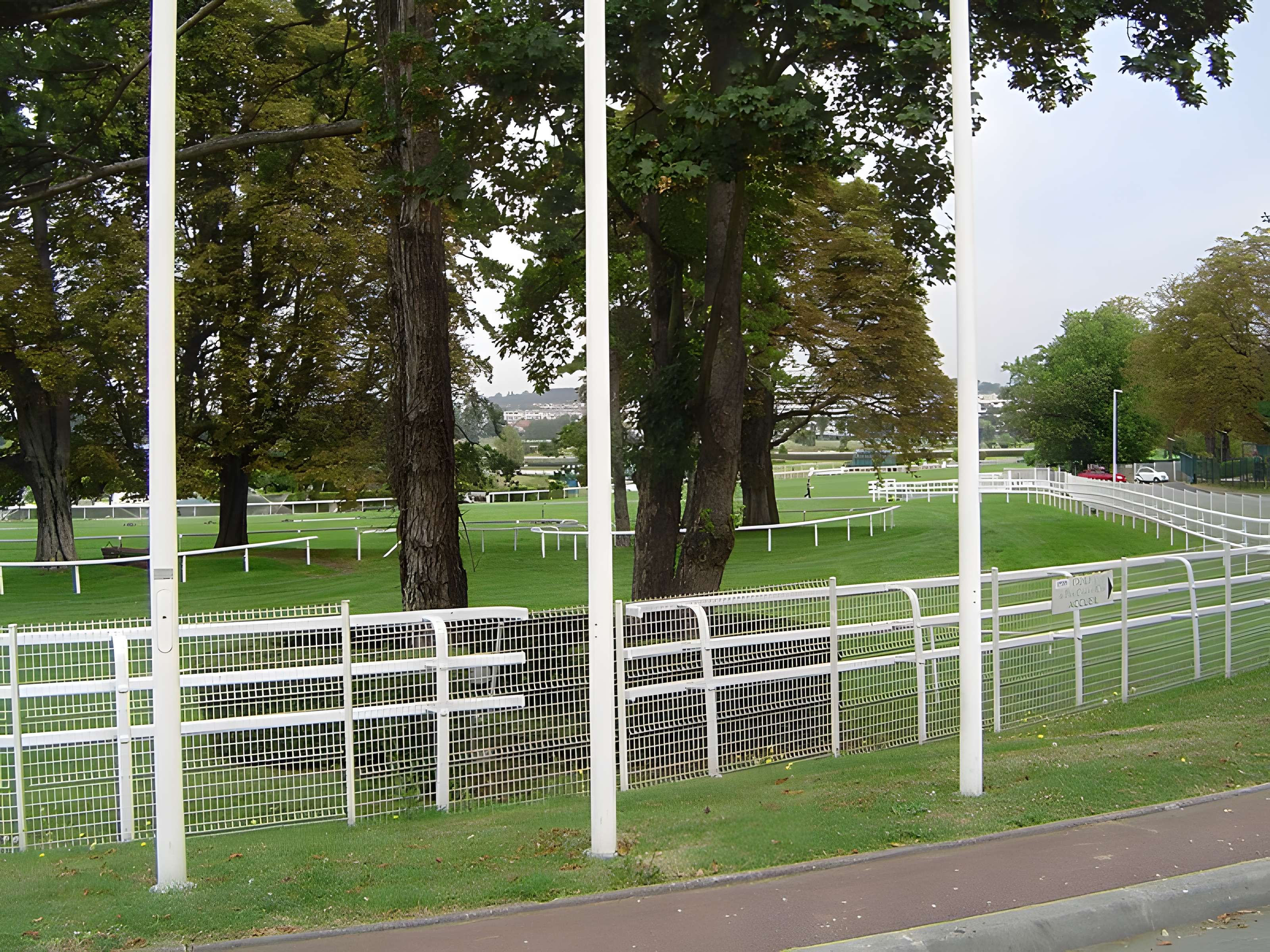 Hippodrome de Saint-Cloud (également sur commune de Saint-Cloud)