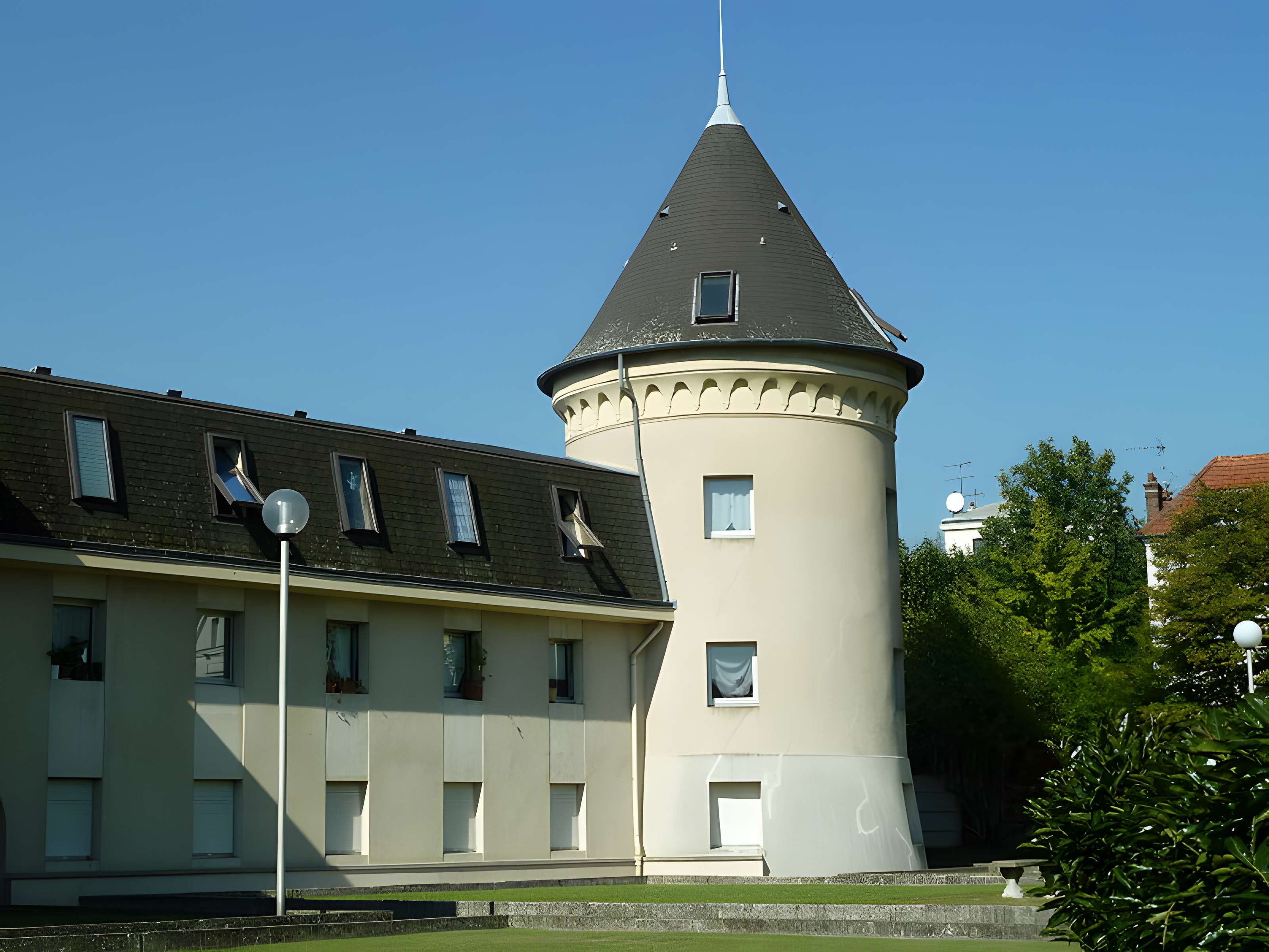 Ancien parc à l'anglaise du duc d'Orléans (également sur commune des Pavillons-sous-Bois) et lycée Albert Schweitzer
