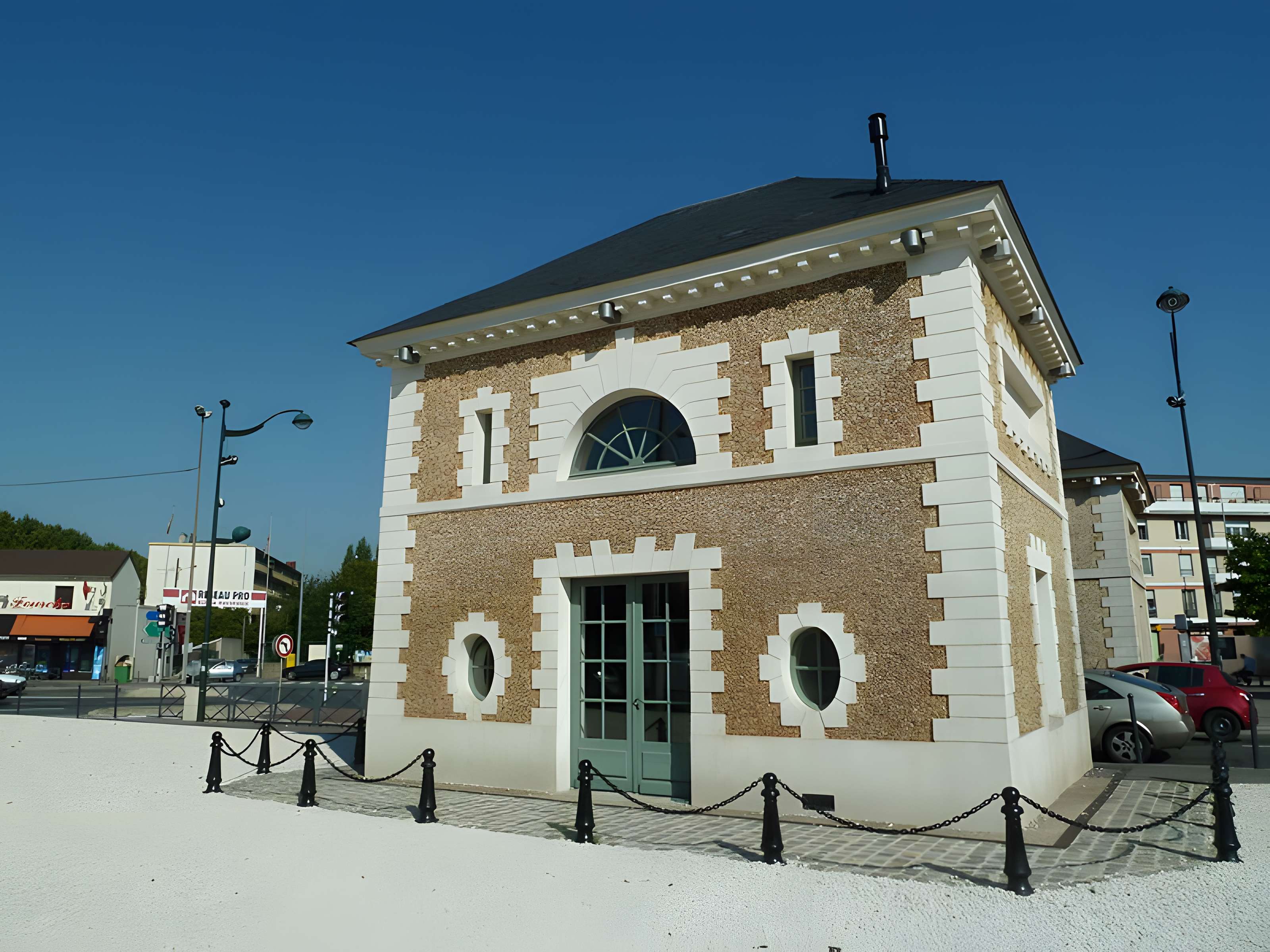 Ancien parc à l'anglaise du duc d'Orléans (également sur commune des Pavillons-sous-Bois) et lycée Albert Schweitzer