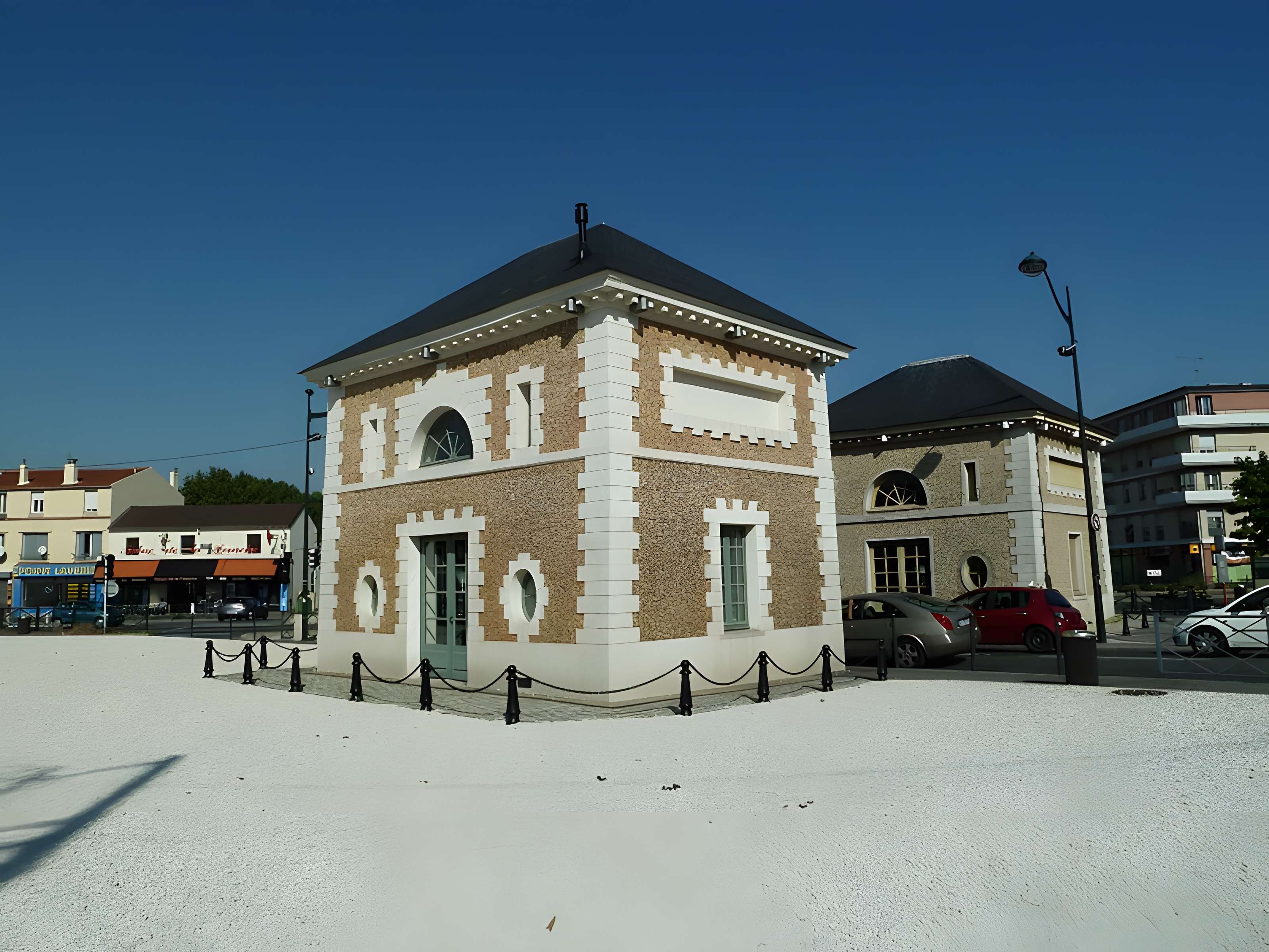 Ancien parc à l'anglaise du duc d'Orléans (également sur commune des Pavillons-sous-Bois) et lycée Albert Schweitzer