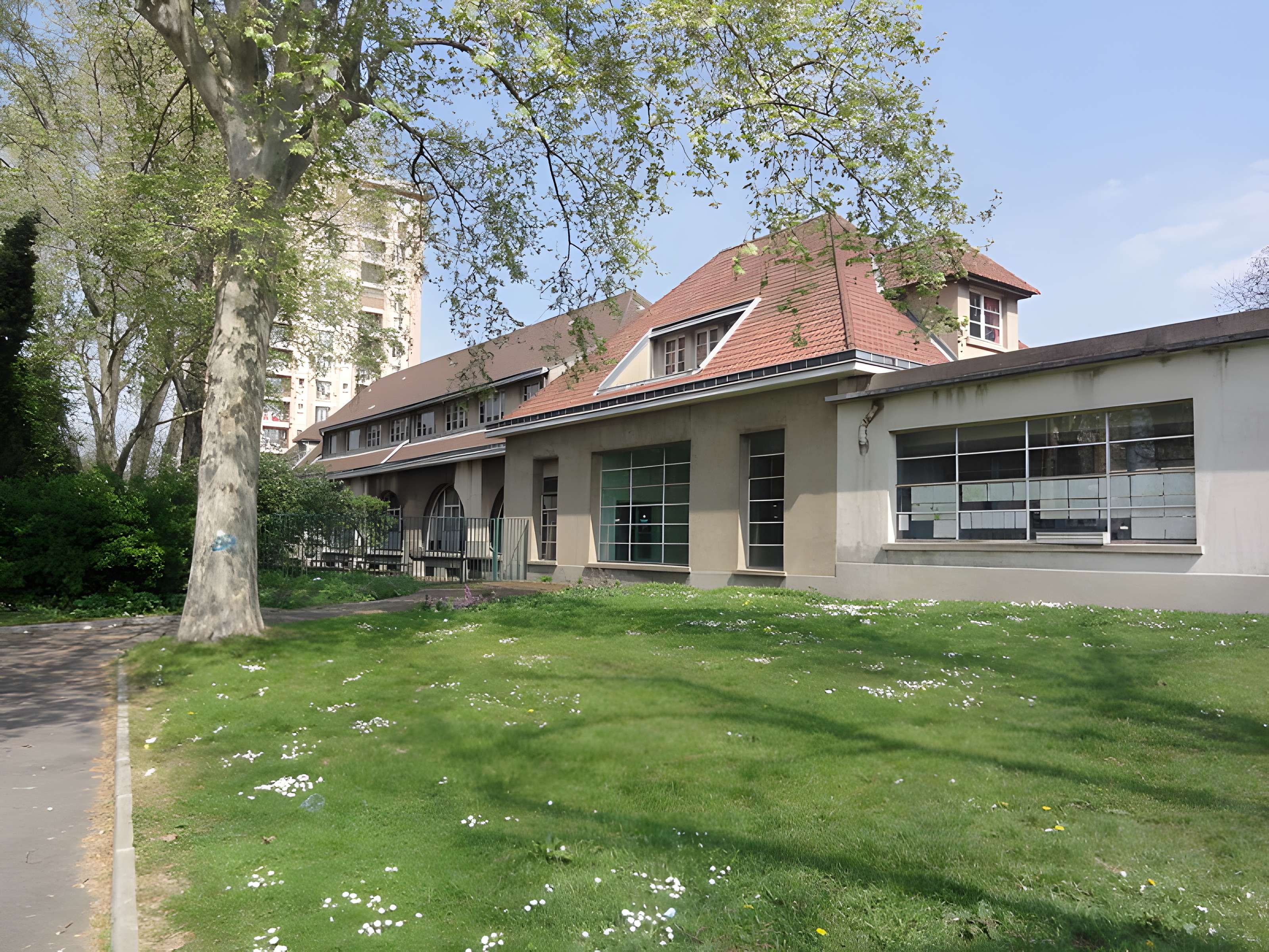 Groupe scolaire (école primaire de plein air et maternelle)