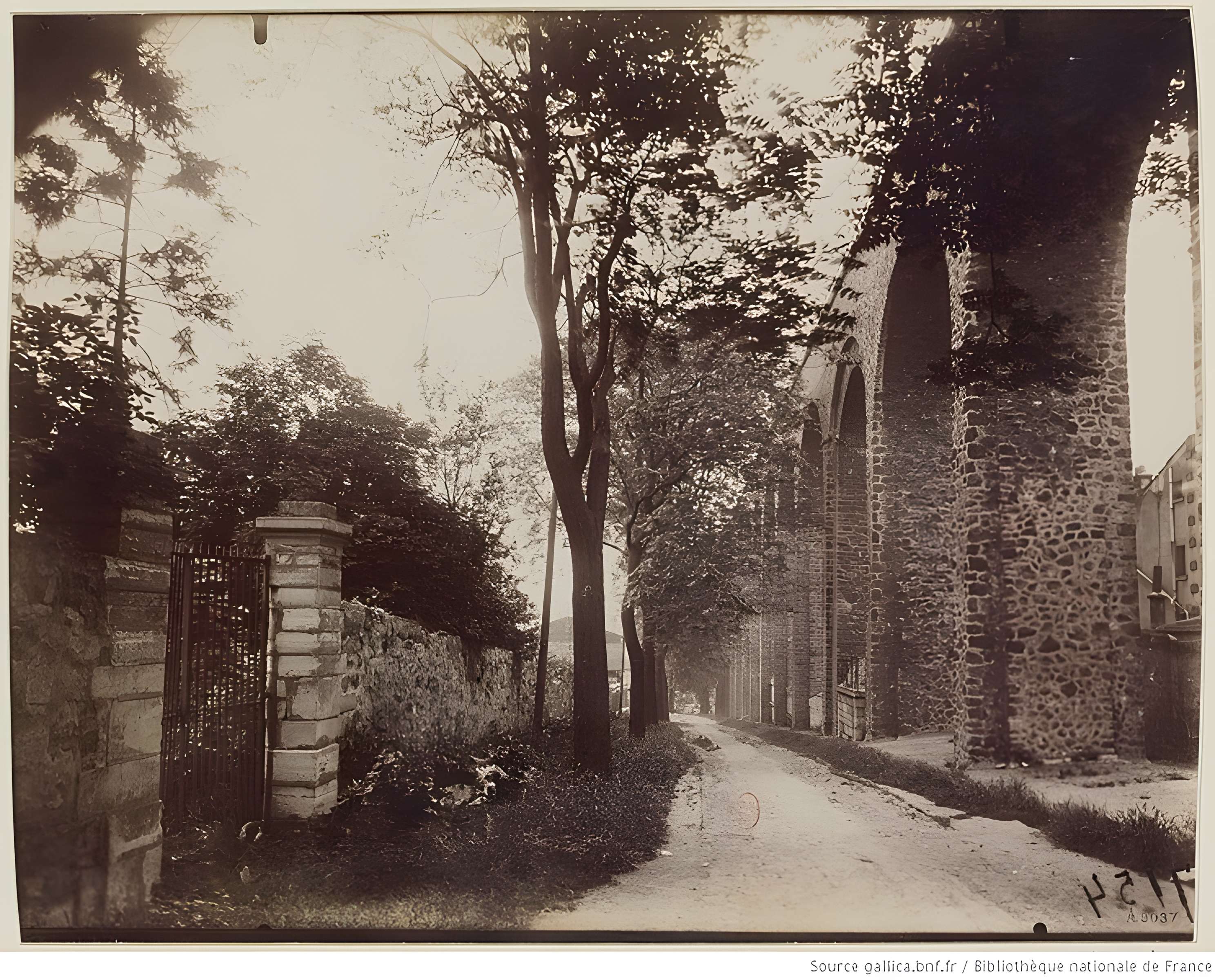 Aqueduc des Eaux de Rungis (également sur communes de Rungis, L'Hay-les-Roses, Cachan, Arcueil, Gentilly et Paris 14)