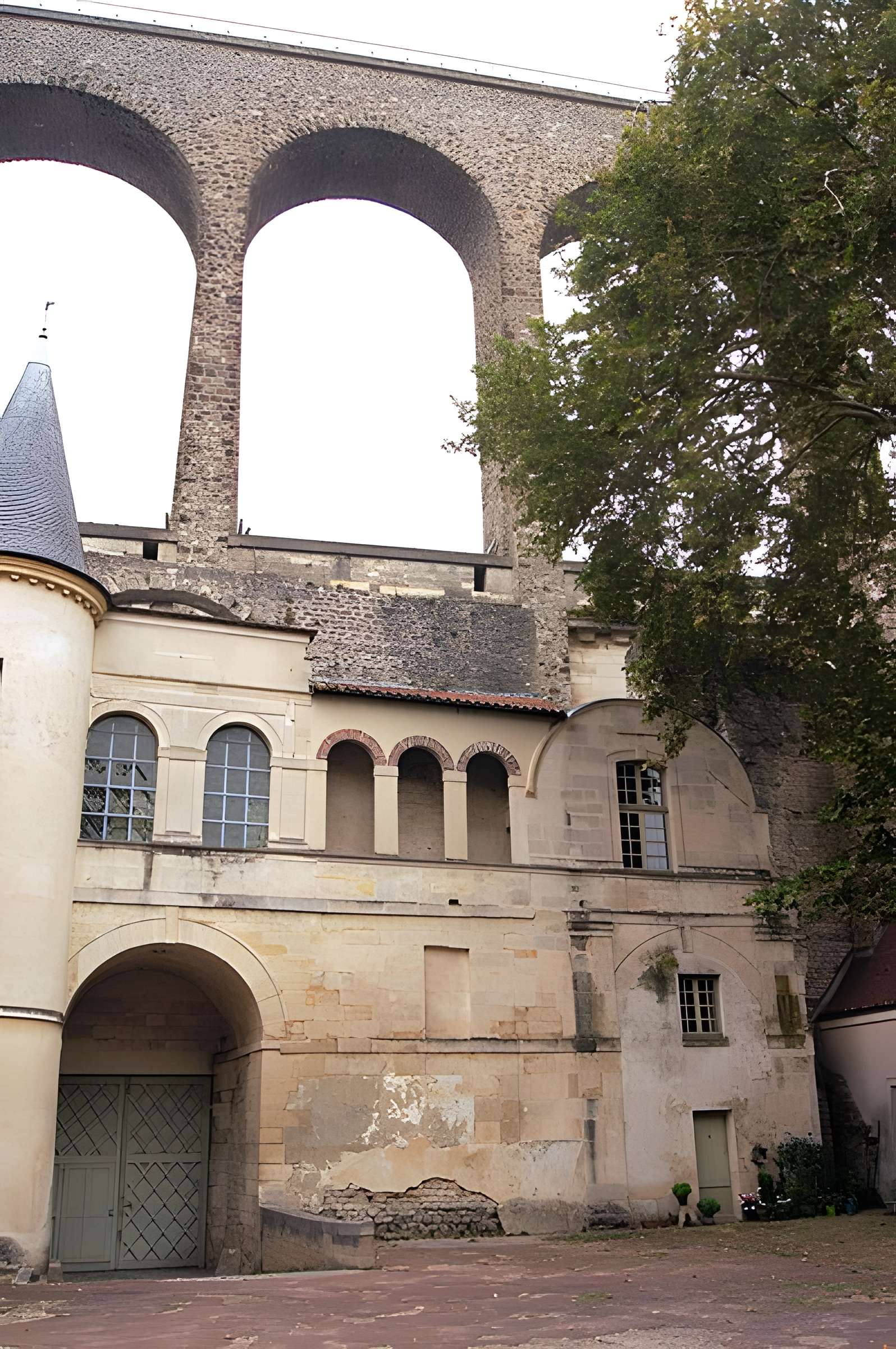Aqueduc des Eaux de Rungis (également sur communes de Rungis, Fresnes, L'Hay-les-Roses, Cachan, Arcueil et Paris 14)