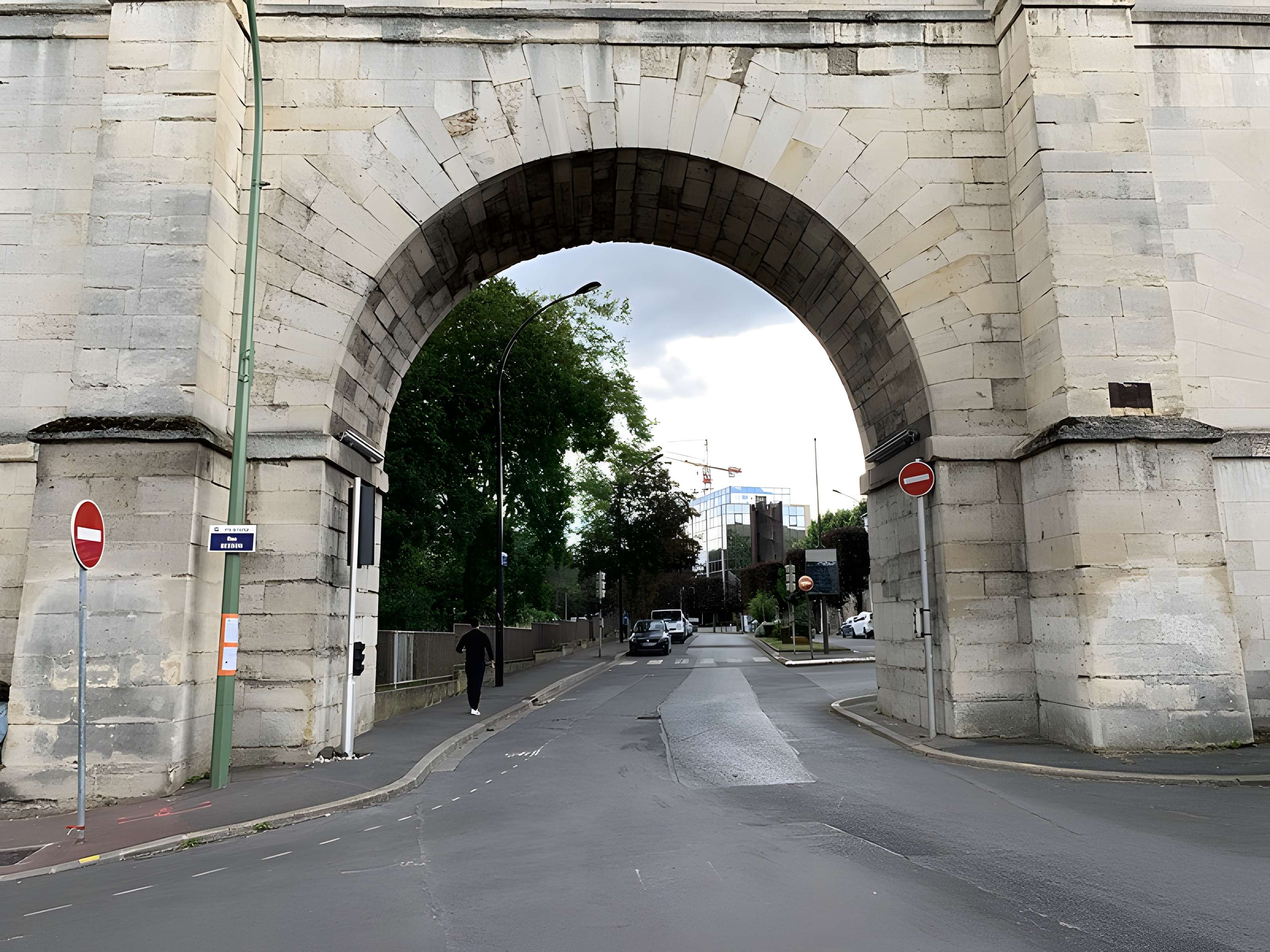 Aqueduc des Eaux de Rungis (également sur communes de Rungis, Fresnes, L'Hay-les-Roses, Cachan, Arcueil et Paris 14)
