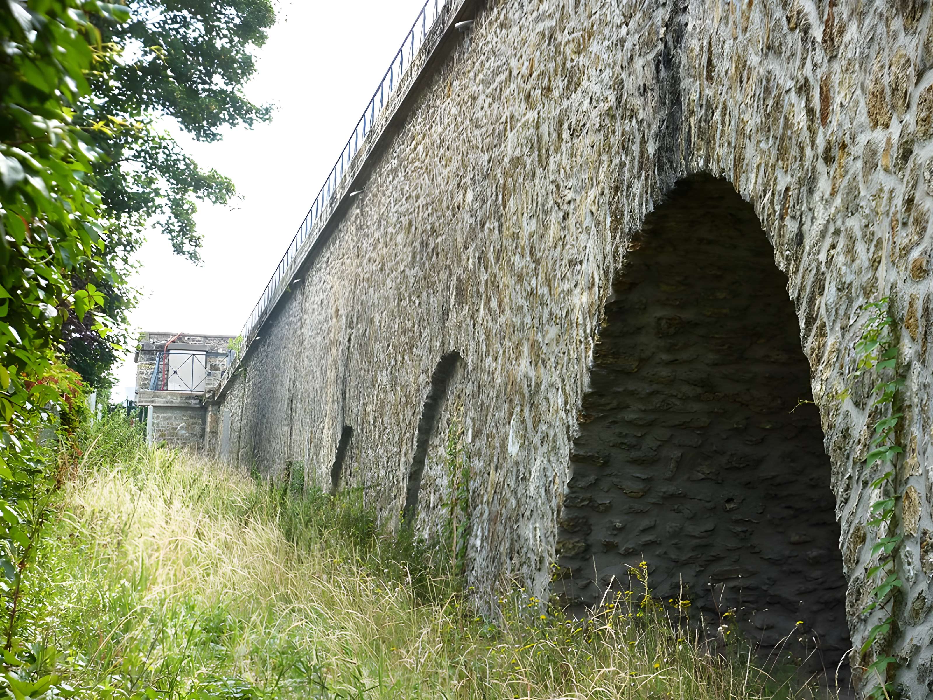Aqueduc des Eaux de Rungis (également sur communes de Rungis, Fresnes, Cachan, Arcueil, Gentilly et Paris 14)
