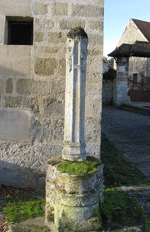 Croix près de l'église