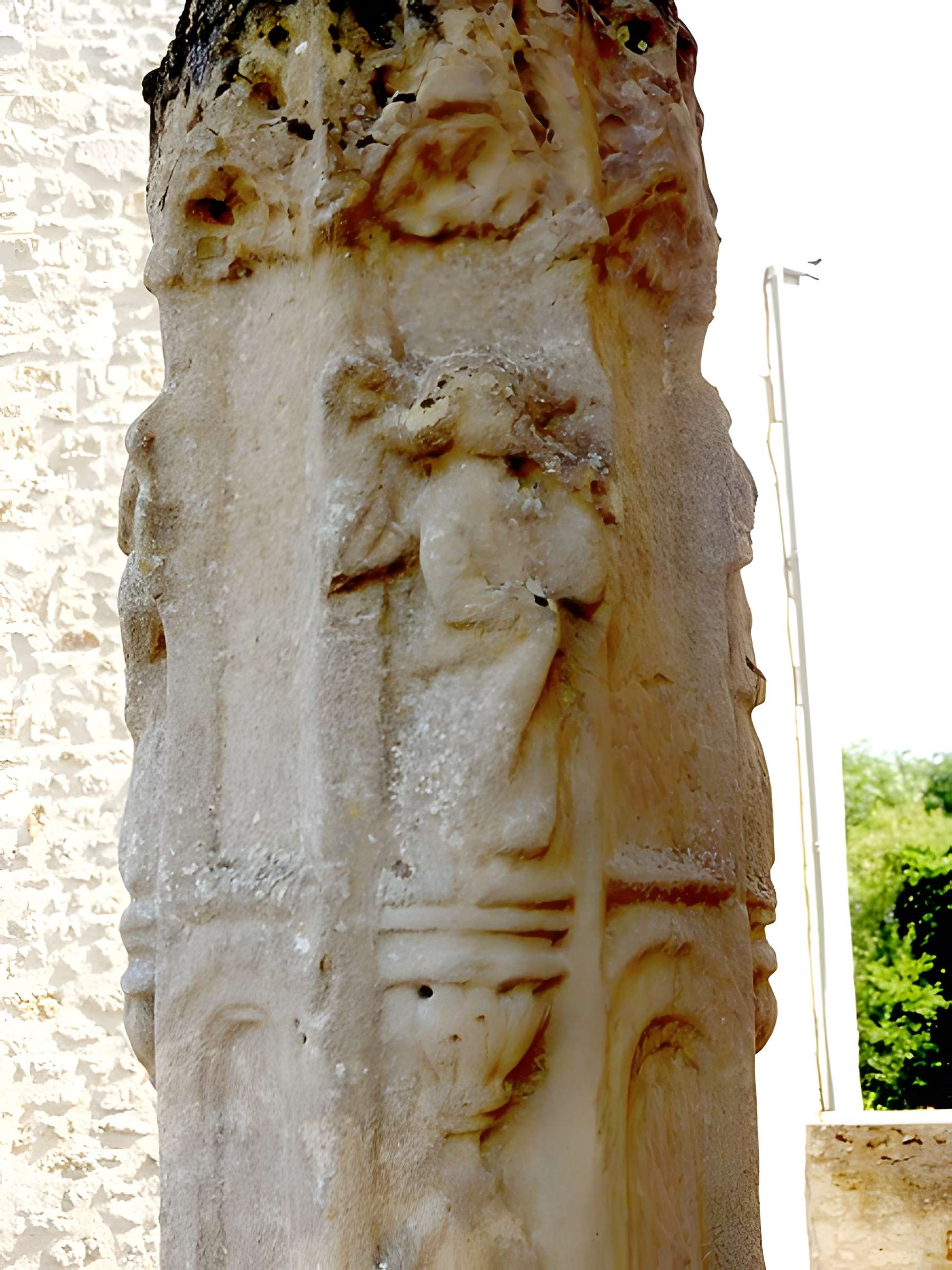 Croix près de l'église