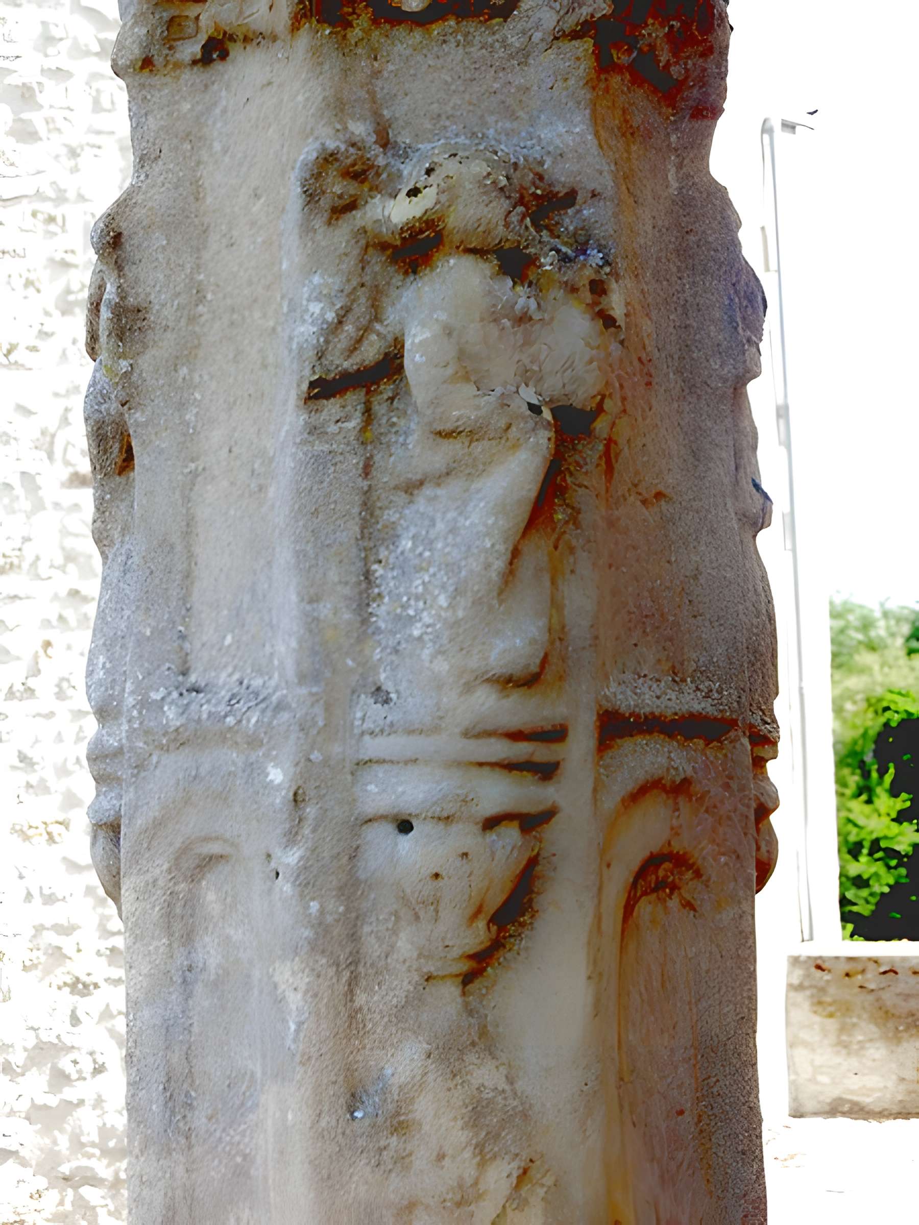 Croix près de l'église