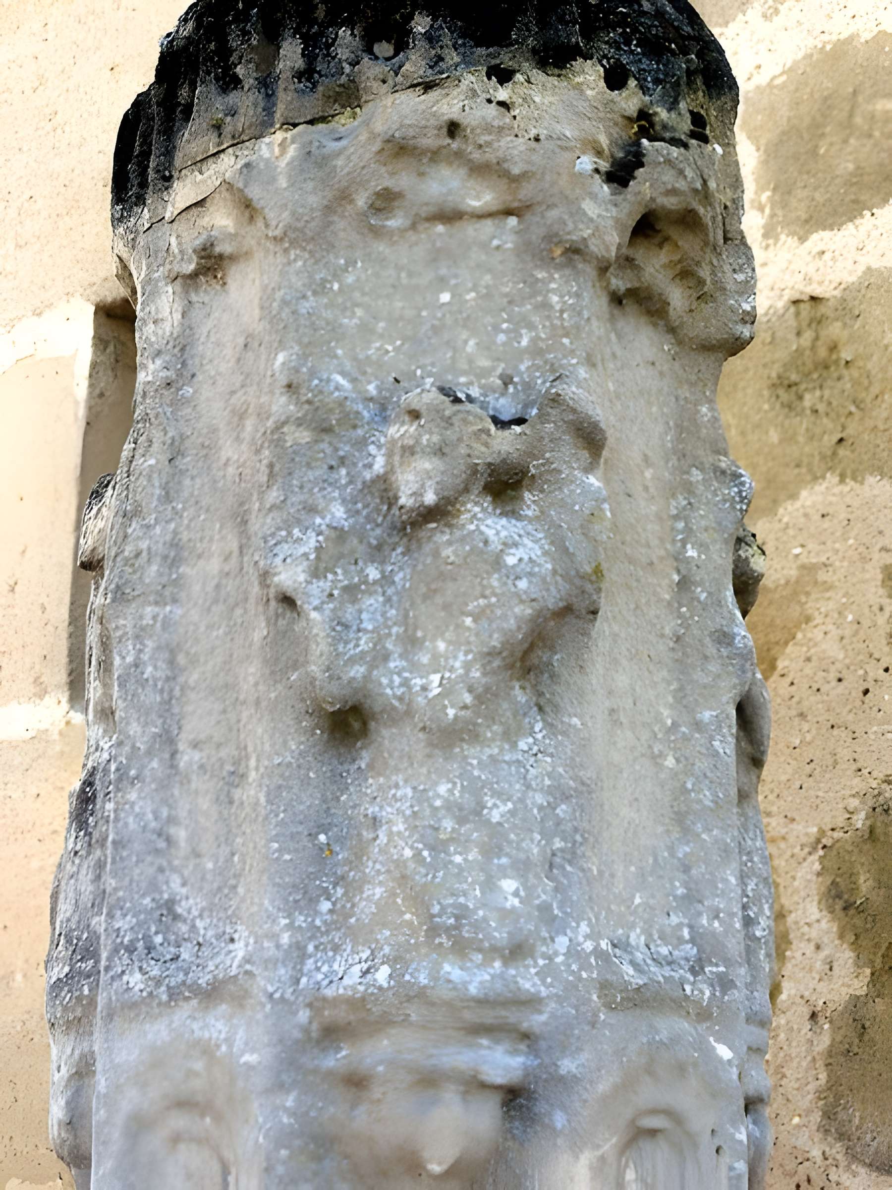 Croix près de l'église