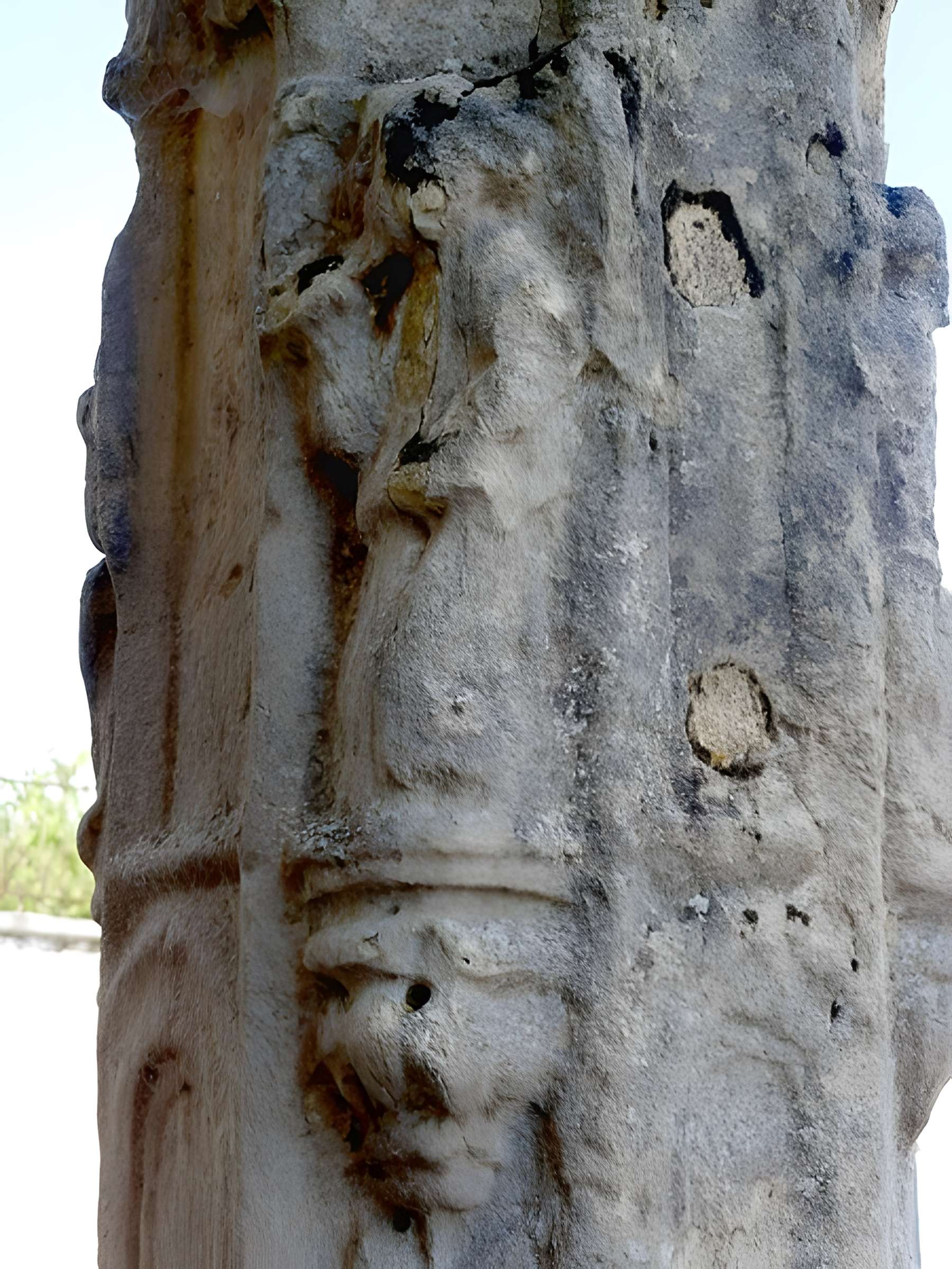 Croix près de l'église