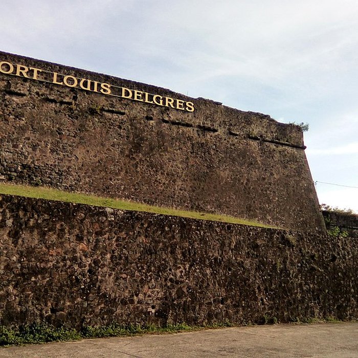 Photo de Fort Saint-Charles, Fort Richepance ou Fort Delgrès, puis laboratoire de vulcanologie