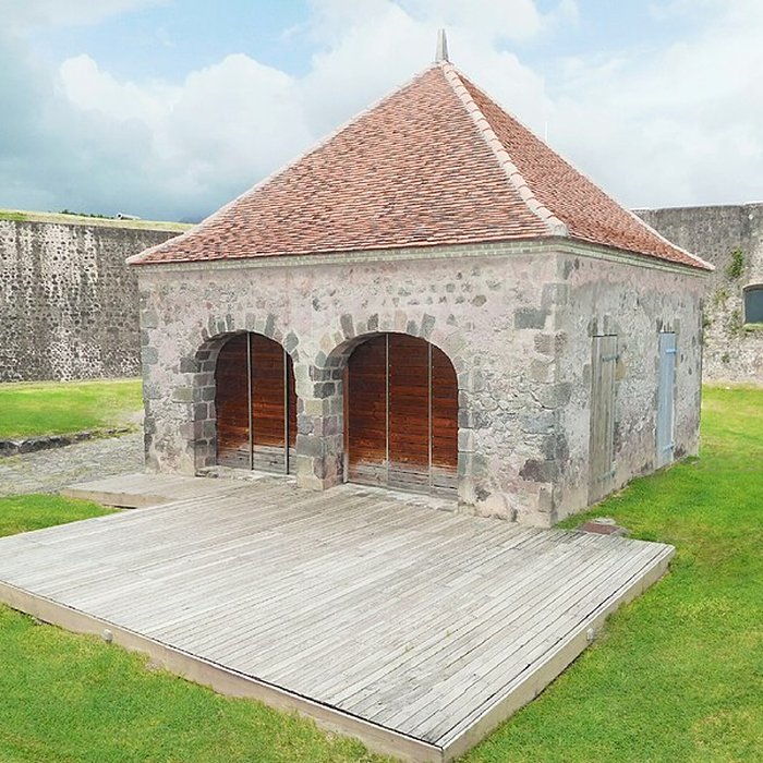 Photo de Fort Saint-Charles, Fort Richepance ou Fort Delgrès, puis laboratoire de vulcanologie