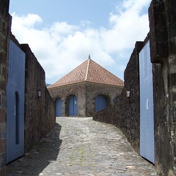 Fort Saint-Charles, Fort Richepance ou Fort Delgrès, puis laboratoire de vulcanologie