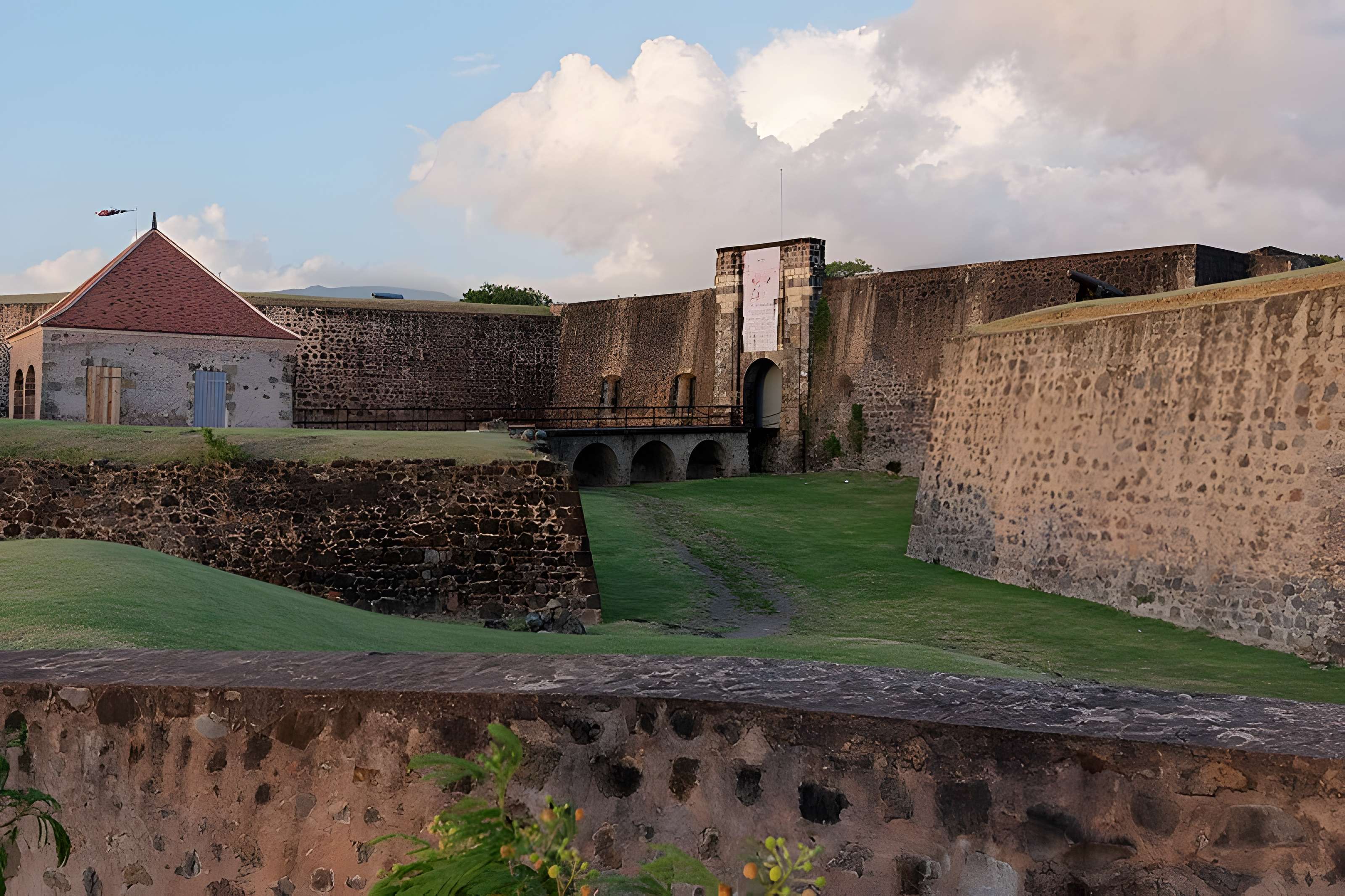 Fort Saint-Charles, Fort Richepance ou Fort Delgrès, puis laboratoire de vulcanologie