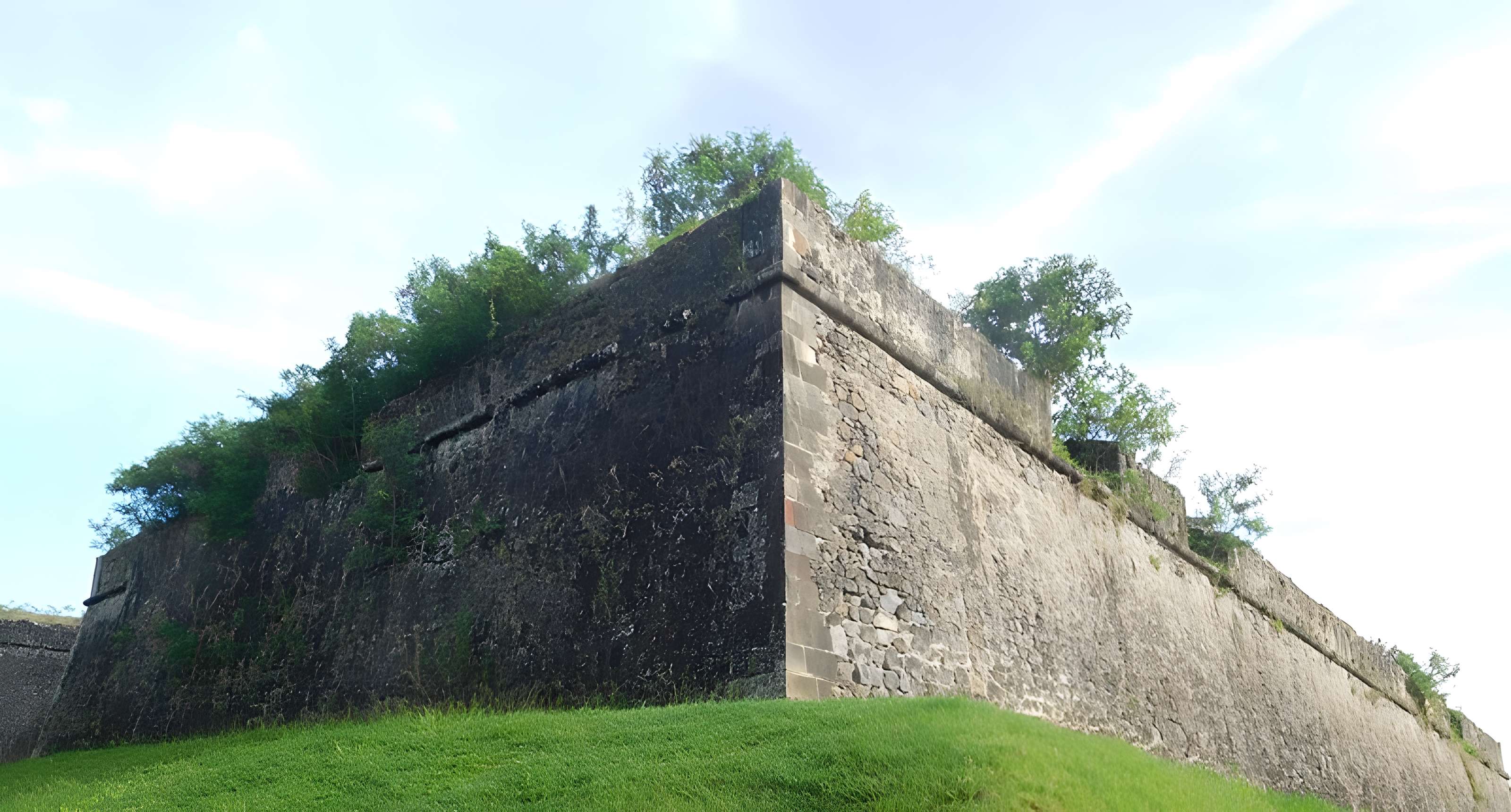 Fort Saint-Charles, Fort Richepance ou Fort Delgrès, puis laboratoire de vulcanologie