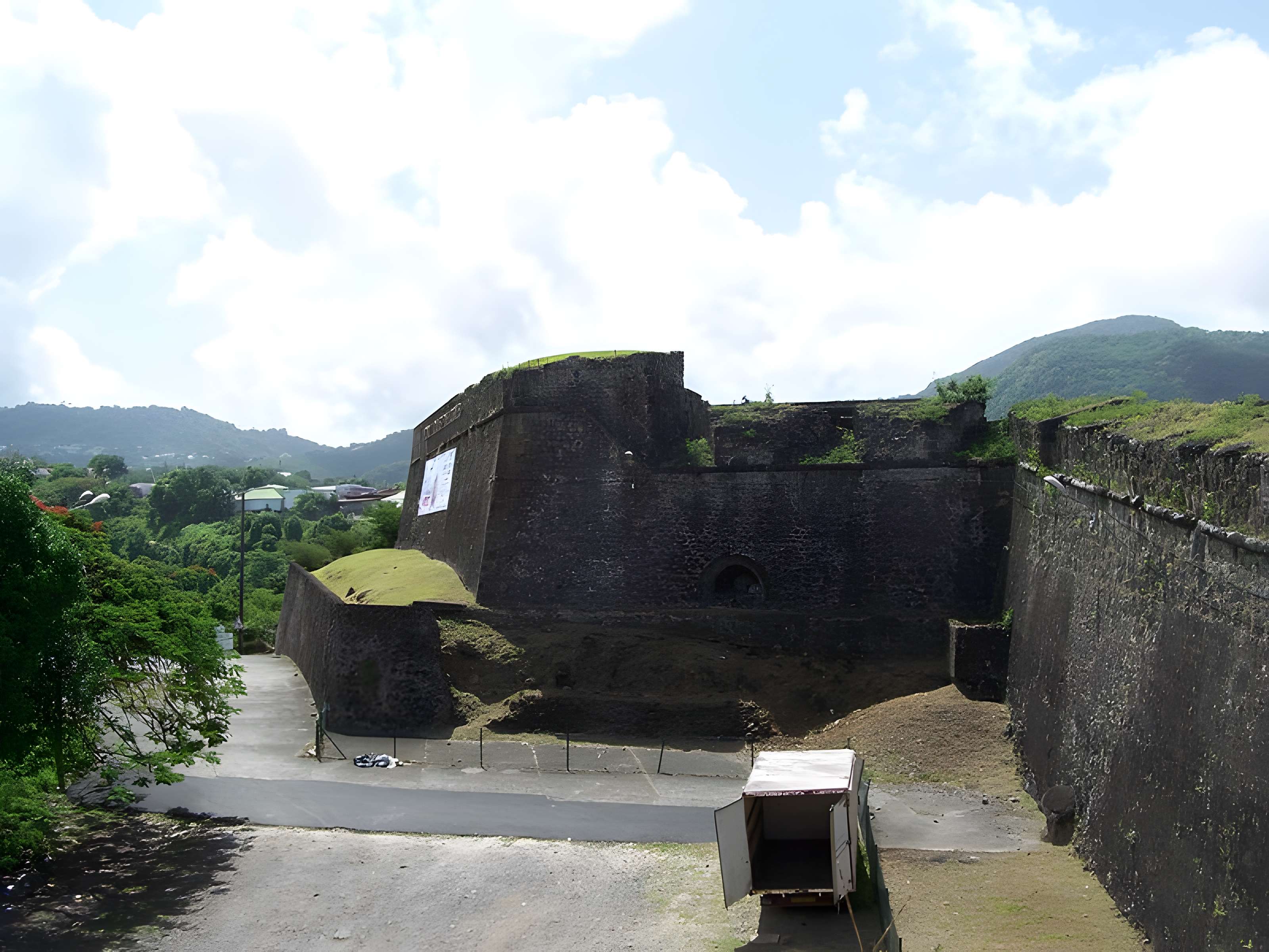 Fort Saint-Charles, Fort Richepance ou Fort Delgrès, puis laboratoire de vulcanologie