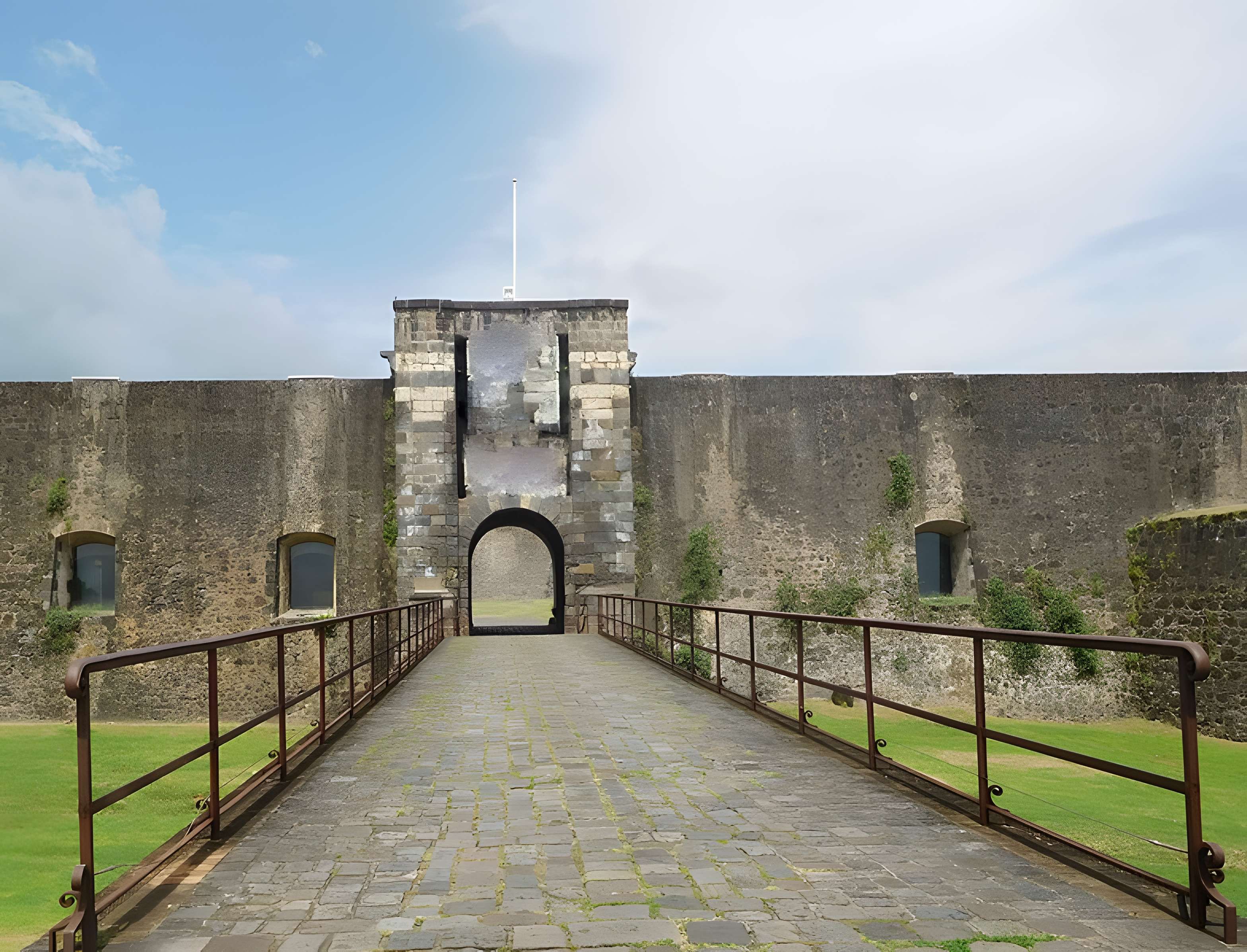 Fort Saint-Charles, Fort Richepance ou Fort Delgrès, puis laboratoire de vulcanologie