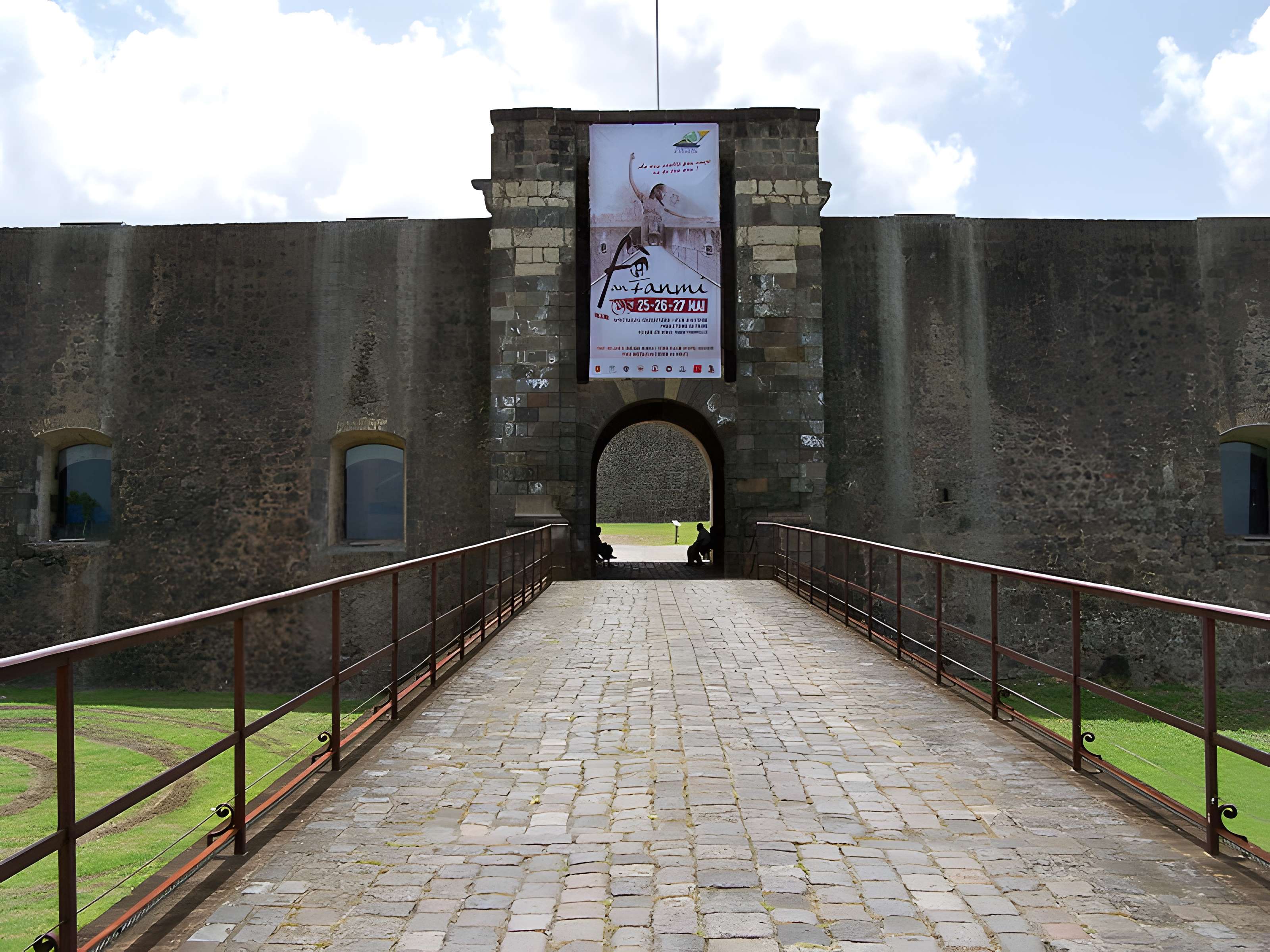 Fort Saint-Charles, Fort Richepance ou Fort Delgrès, puis laboratoire de vulcanologie