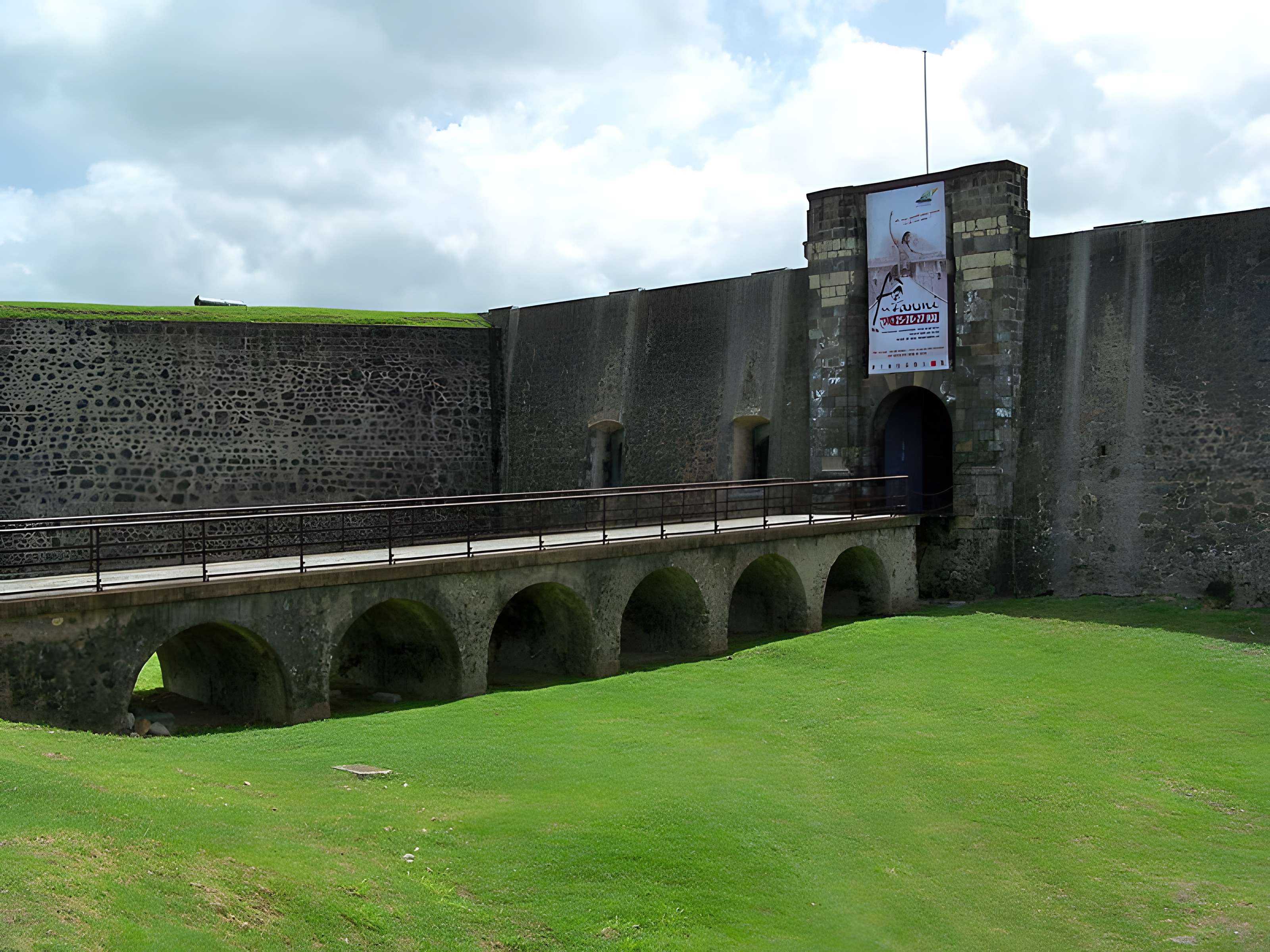 Fort Saint-Charles, Fort Richepance ou Fort Delgrès, puis laboratoire de vulcanologie