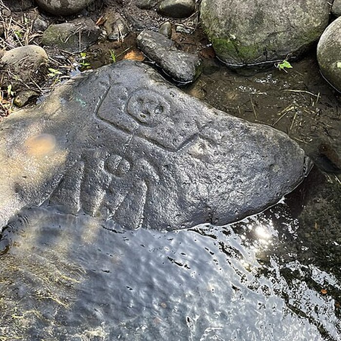 Photo de Ensemble de polissoirs et de roches gravées, situés dans la rivière du petit Carbet