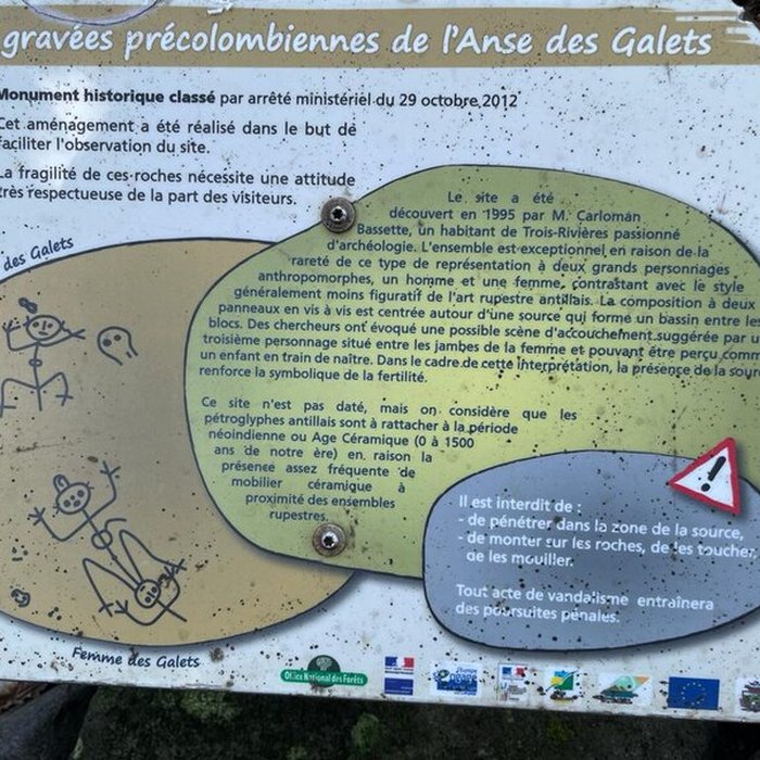 Photo de Ensemble de polissoirs et de roches gravées, situés dans la rivière du petit Carbet