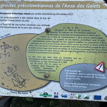 Ensemble de polissoirs et de roches gravées, situés dans la rivière du petit Carbet