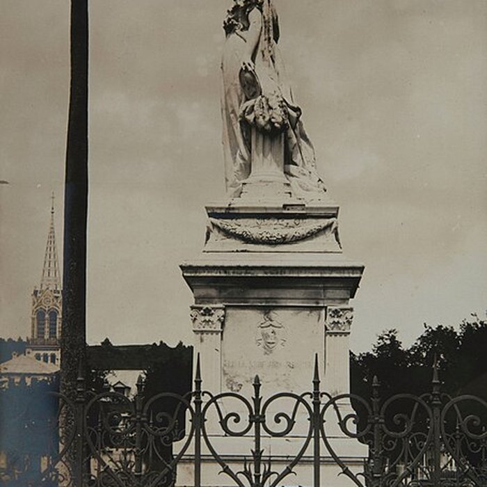 Photo de Statue de lImpératrice Joséphine, située sur la savane